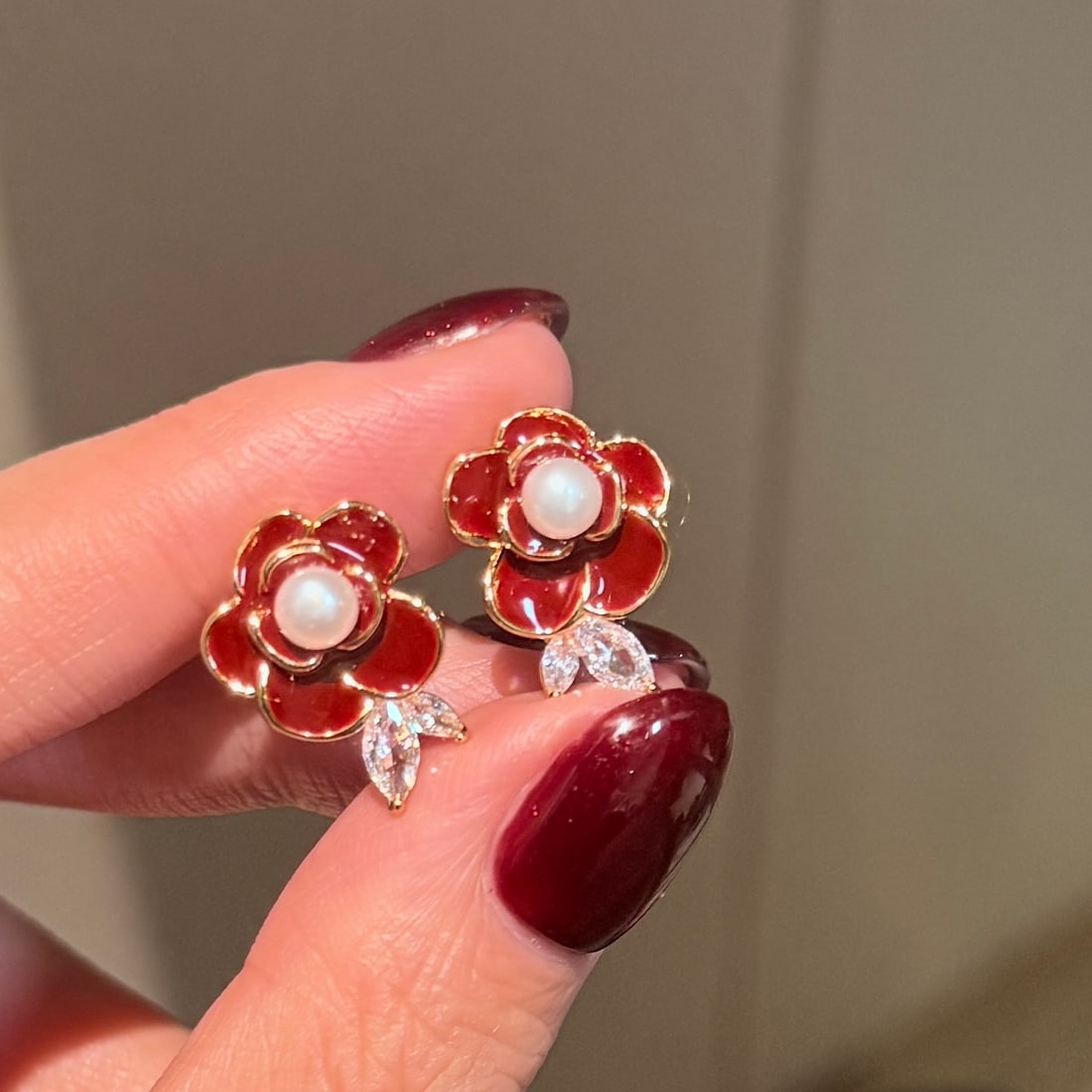 Natural pearl earrings: Title: Natural pearl earrings Description: These earrings feature 4-5mm natural high-quality freshwater Baby pearls, showcasing a soft and charming luster. The 14k gold-inlaid three-dimensional