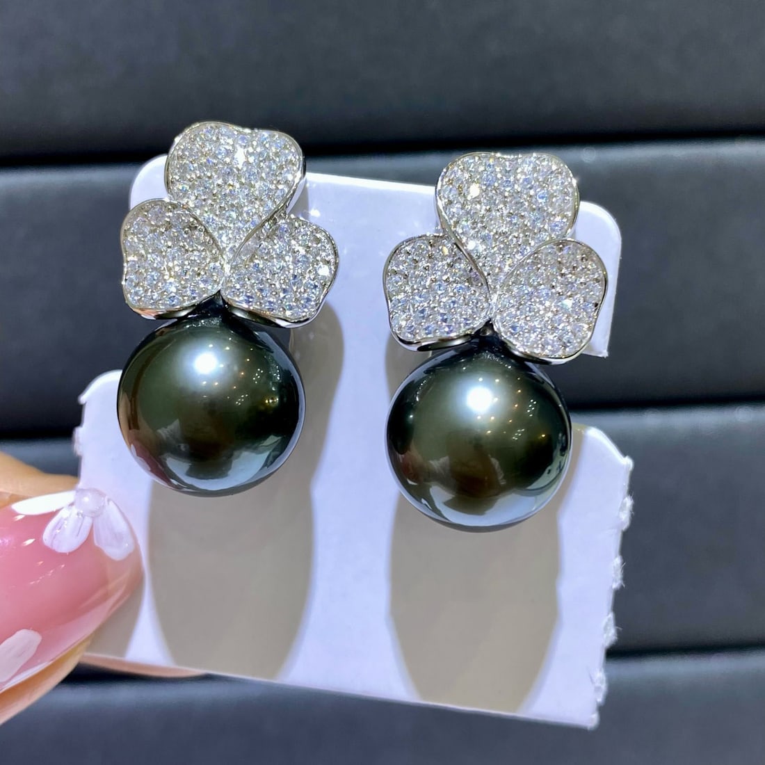 S925 Silver Natural Tahitian Pearl Earrings: Title: S925 Silver Natural Tahitian Pearl Earrings Description: These earrings showcase the captivating charm of natural Tahitian black pearls. Each pearl has a diameter ranging from 12-11mm,