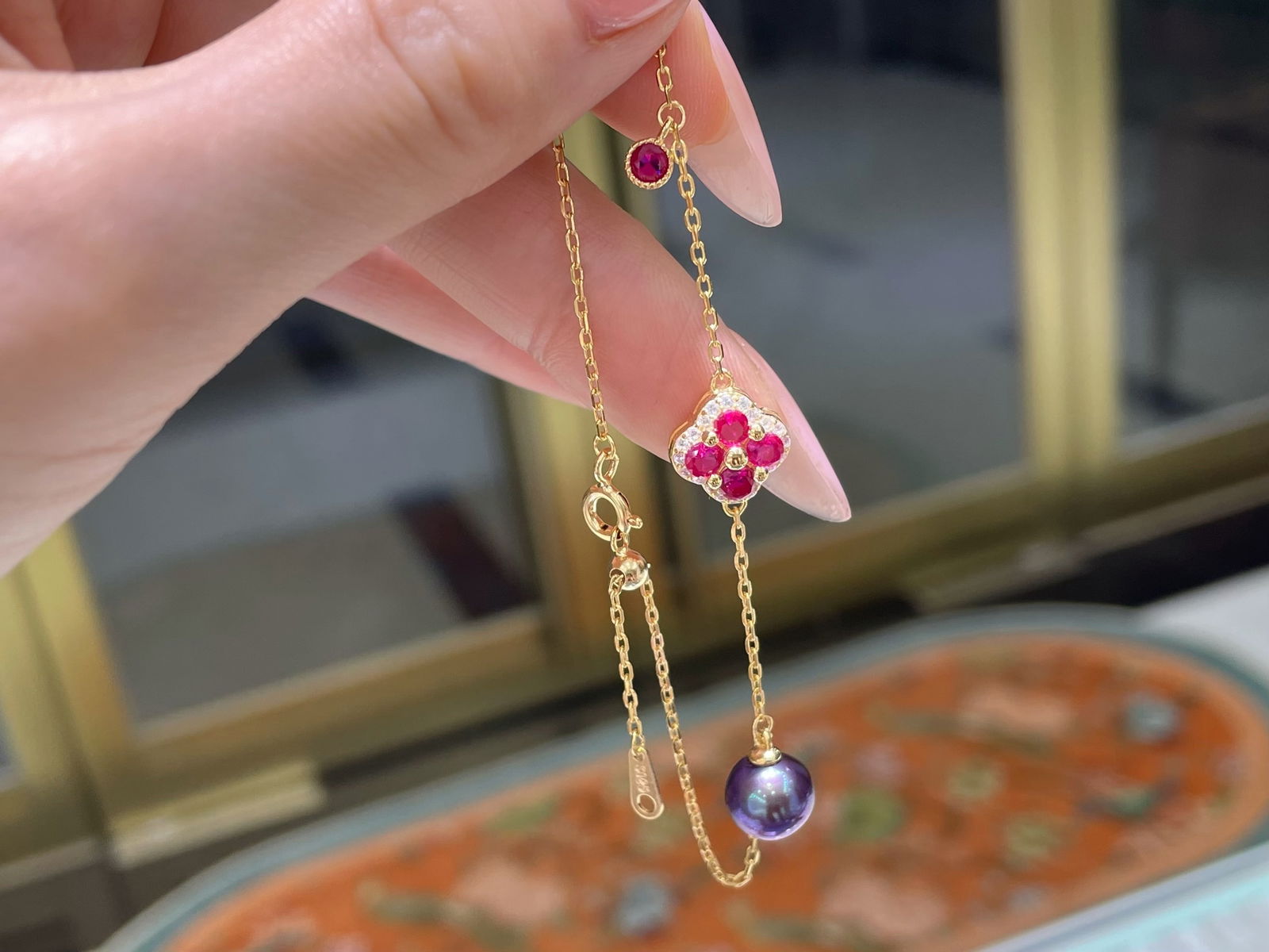 Sterling silver natural freshwater pearl bracelet: Title: Sterling silver natural freshwater pearl bracelet Description: This bracelet showcases the eternal beauty of natural freshwater pearls, with a pearl diameter of 8-9 millimeters. The pearls are