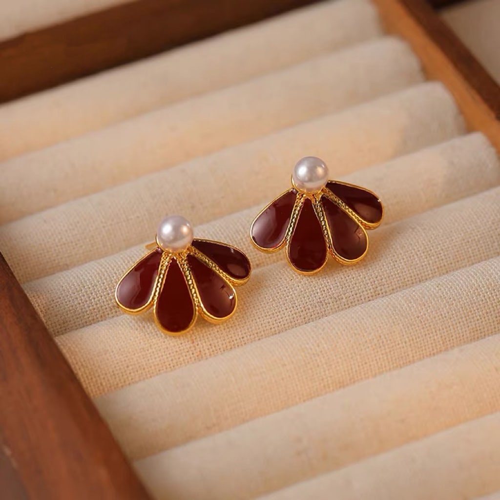 7-8mm natural freshwater pearl earrings: Title: 7-8mm natural freshwater pearl earrings Description: 7-8mm natural freshwater pearl earrings, exuding a warm luster. Reserve: $100.00 Shipping: Domestic: Shipping rates are determined by destin