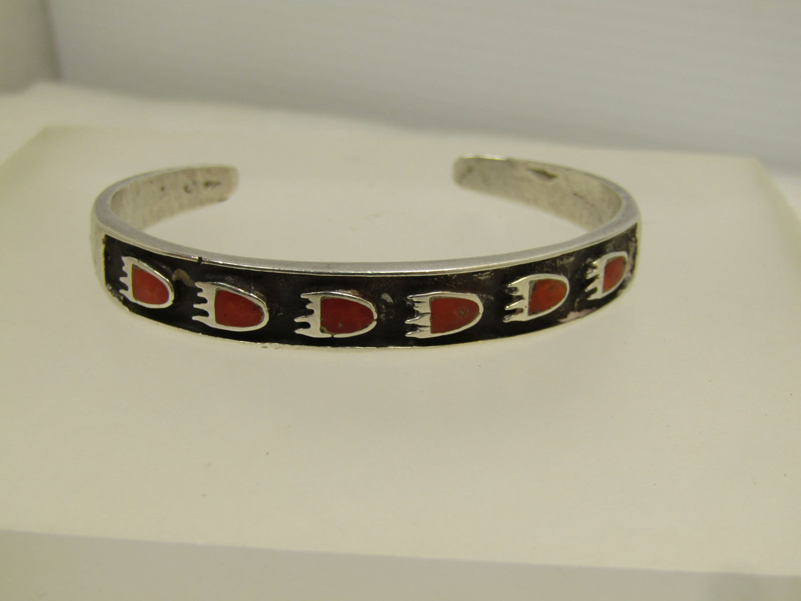 Vintage Southwestern Sterling Coral Bear Paw Bracelet, Cuff, 6.25", 1970's-1980's: Title: Vintage Southwestern Sterling Coral Bear Paw Bracelet, Cuff, 6.25", 1970's-1980's Description: Vintage Southwestern Sterling Coral Bear Paw Bracelet, Cuff, 6.25", 1970's-1980's. This is appx. 8