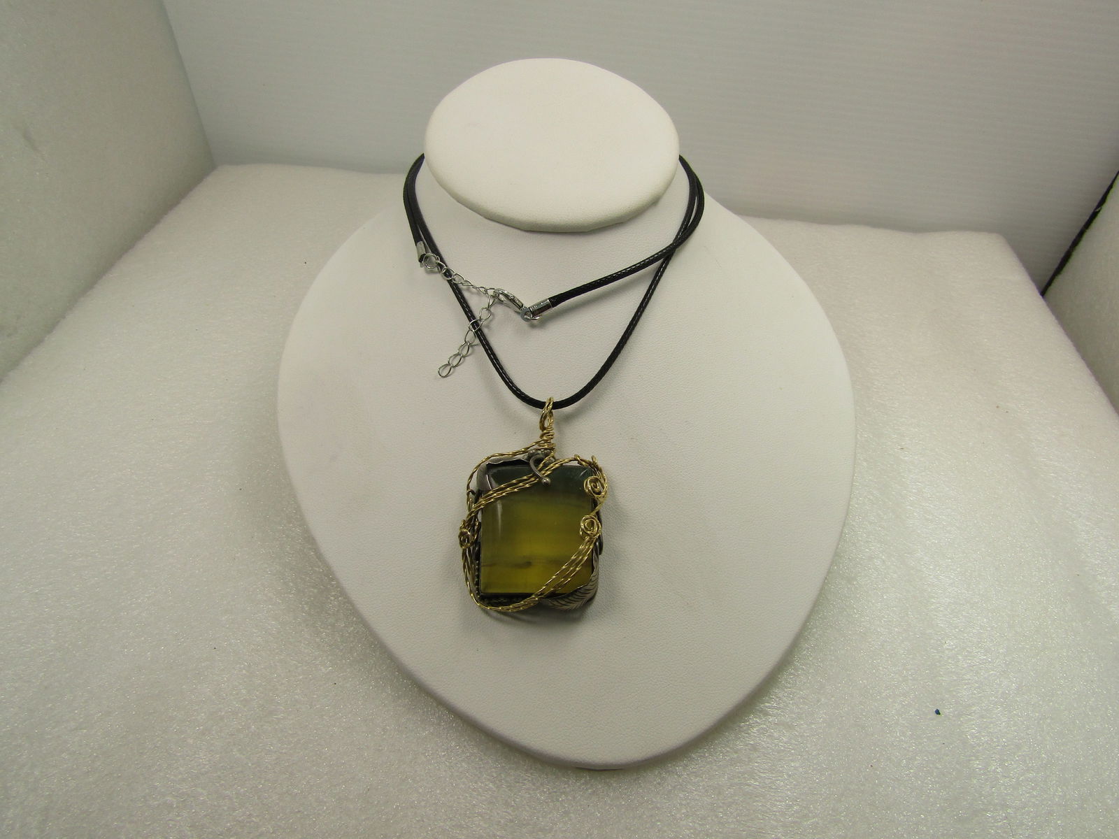 Vintage Sterling Yellow Stone Wrapped Pendant, Southwestern/Mod, 24"-26": Title: Vintage Sterling Yellow Stone Wrapped Pendant, Southwestern/Mod, 24"-26" Description: Vintage Sterling Yellow Stone Wrapped Pendant, Southwestern/Mod, 24"-26". The stone is a natural yellow