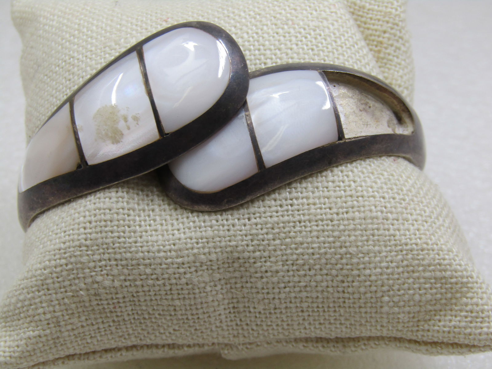 Vintage Sterling MOP Clamper Bracelet, 6.75" Mexico, Signed TL, Inlaid, Needs Stone: Title: Vintage Sterling MOP Clamper Bracelet, 6.75" Mexico, Signed TL, Inlaid, Needs Stone Description: Vintage Sterling MOP Clamper Bracelet, 6.75" Mexico, Signed TL, Inlaid, Needs Stone. This has th