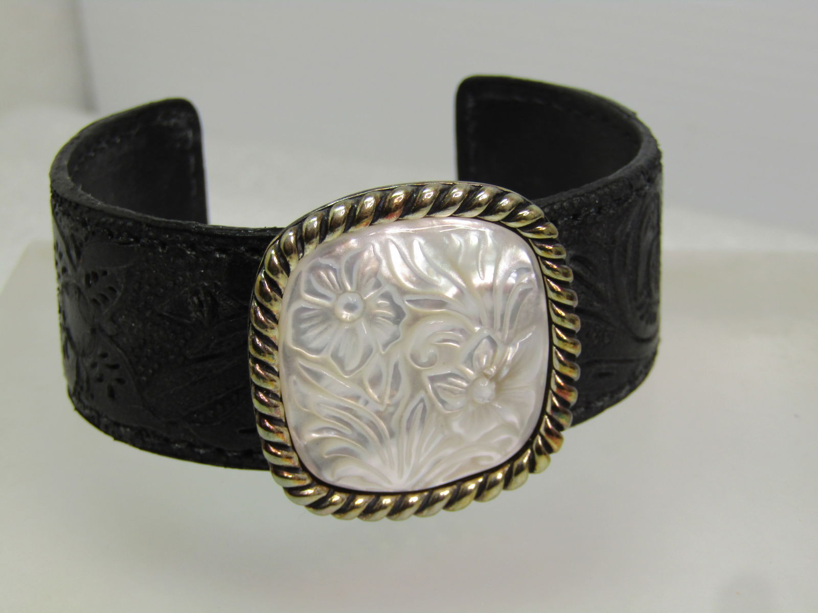 Sterling Floral Carved MOP Leather Cuff Bracelet, Carolyn Pollack, 7", Original Box: Title: Sterling Floral Carved MOP Leather Cuff Bracelet, Carolyn Pollack, 7", Original Box Description: Sterling Carved MOP Leather Floral Cuff Bracelet, Carolyn Pollack, 7". Nicely tooled black