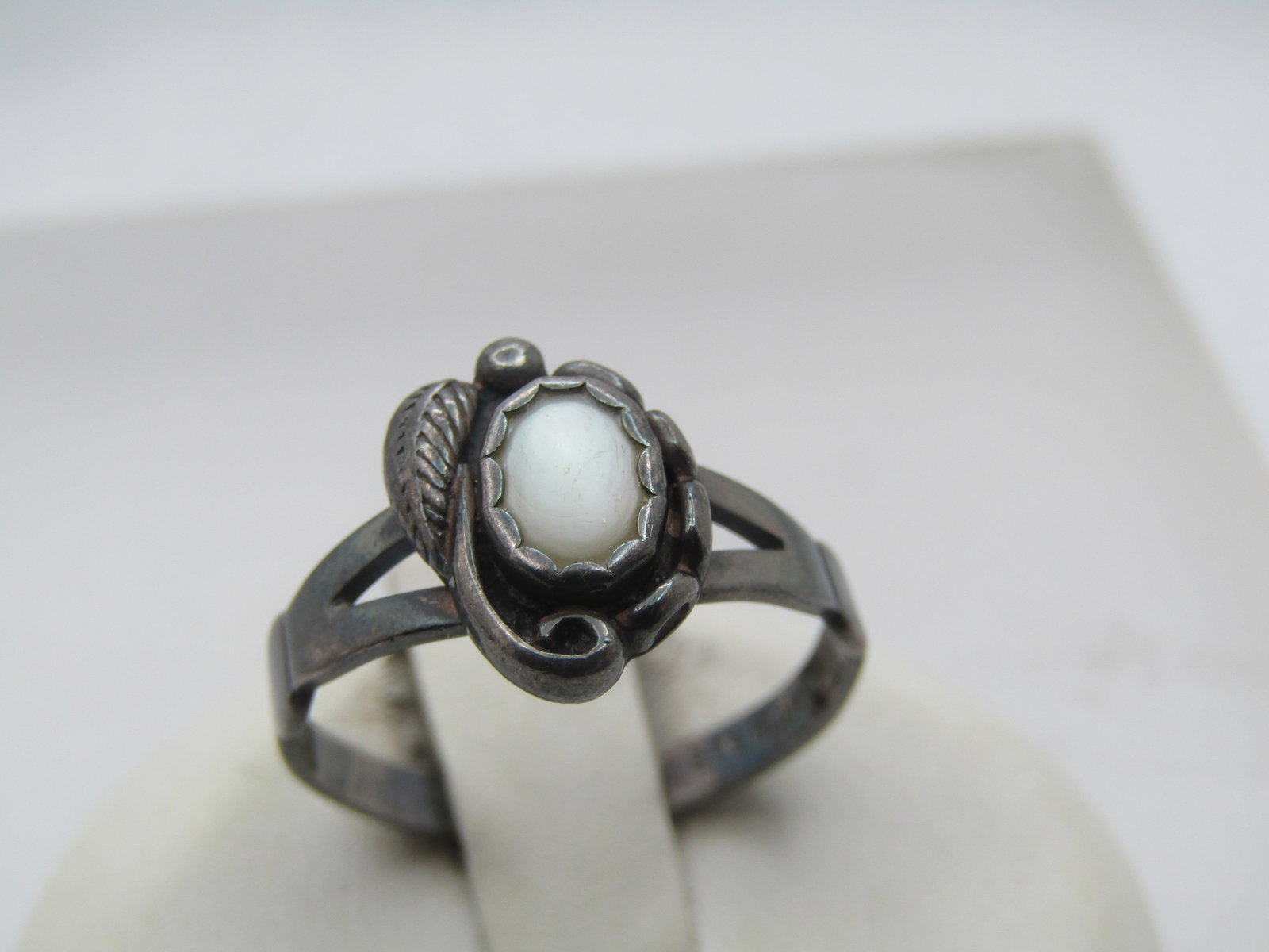 Vintage Sterling Southwestern MOP Ring, Sz. 7, 1960's-1970's, Signed: Title: Vintage Sterling Southwestern MOP Ring, Sz. 7, 1960's-1970's, Signed Description: Vintage Sterling Southwestern MOP Ring, Sz. 7, 1960's-1970's, Signed W.M Co. which is Wheeler Co. around since