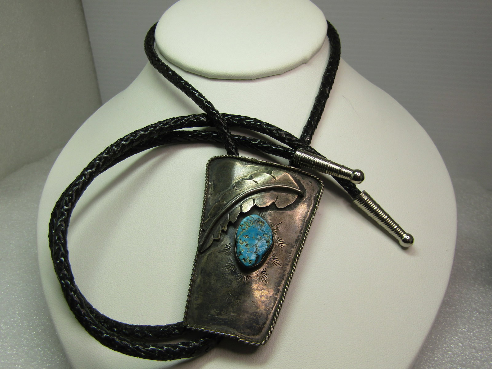Vintage Sterling Southwestern Turquoise Bolo Tie, 34", 1960's-1970's: Title: Vintage Sterling Southwestern Turquoise Bolo Tie, 34", 1960's-1970's Description: Vintage Sterling Southwestern Turquoise Bolo Tie, 34", 1960's-1970's. It has a curved beather accent with a