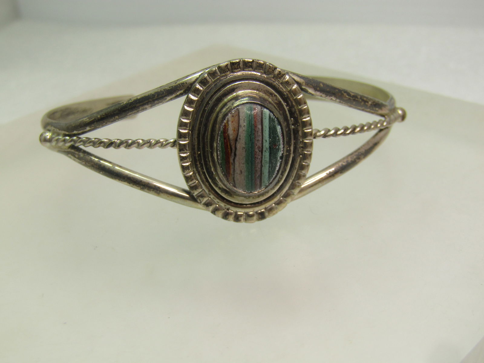 Vintage Navajo Banded Agate Cuff Bracelet, Eugene Jackson, 1960's-1970's, 6.5": Title: Vintage Navajo Banded Agate Cuff Bracelet, Eugene Jackson, 1960's-1970's, 6.5" Description: Vintage Navajo Banded Agate Cuff Bracelet, Eugene Jackson, 1960's-1970's, 6.5". This has a colorful