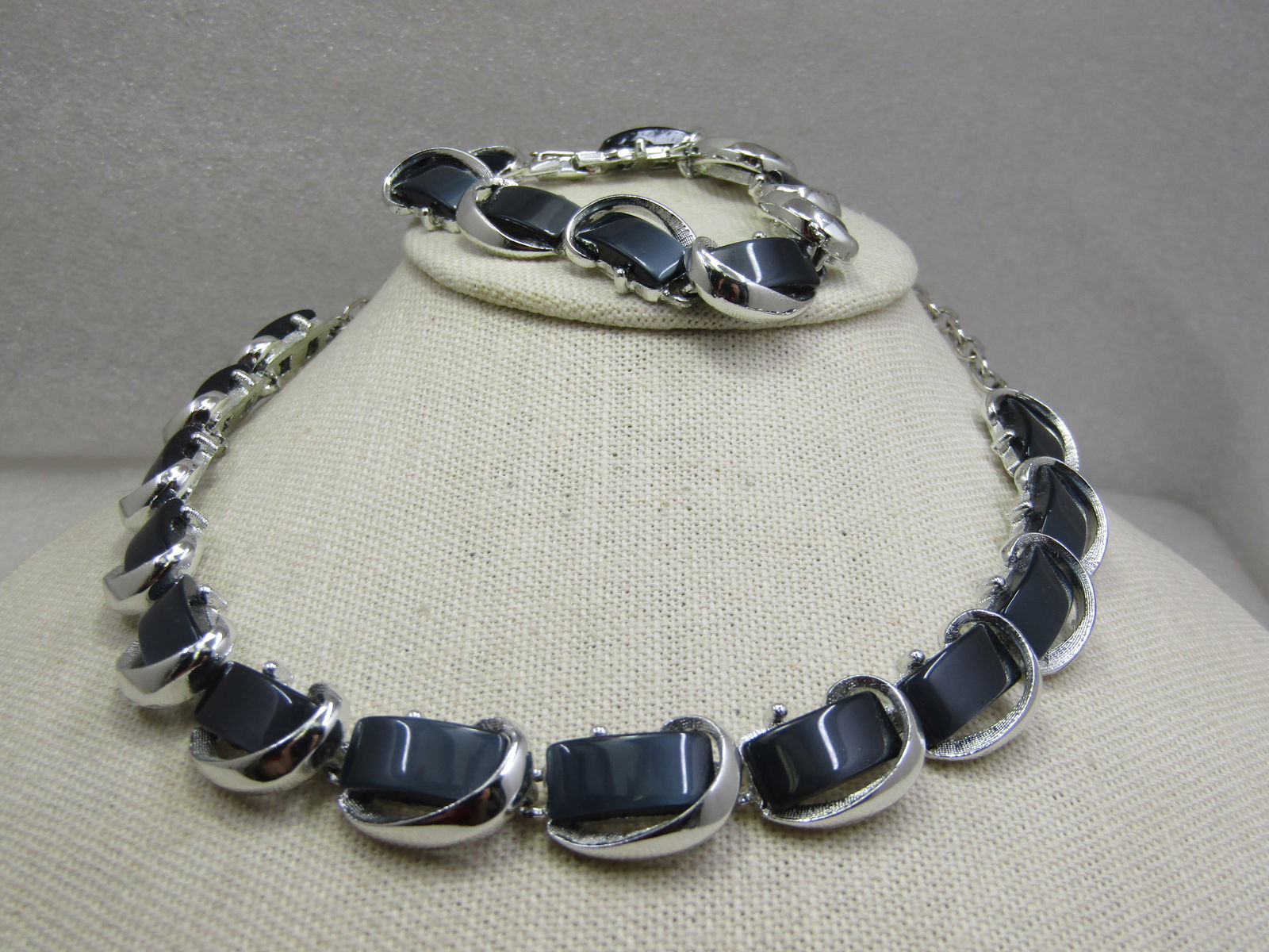 Vintage Charcoal Gray Thermoset Necklace Bracelet Set, 1950's-1960's - 2
