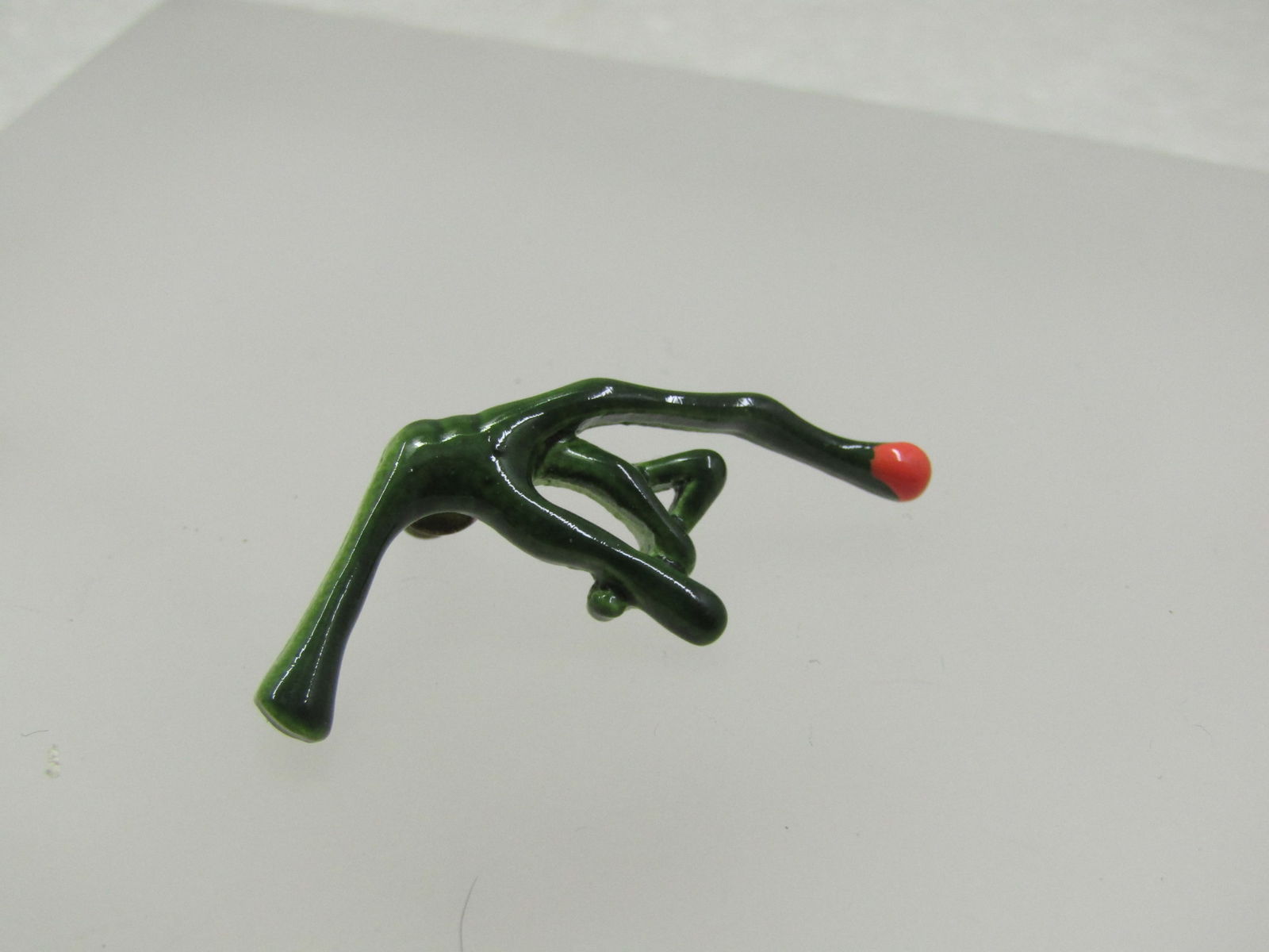 Vintage ET Terrestrial Green Finger Tack Pin, 1980's, 1.5": Title: Vintage ET Terrestrial Green Finger Tack Pin, 1980's, 1.5" Description: Vintage ET Terrestrial Green Finger Tack Pin, 1980's, 1.5" long and 5/8" wide. Tack pin with an earring back style push