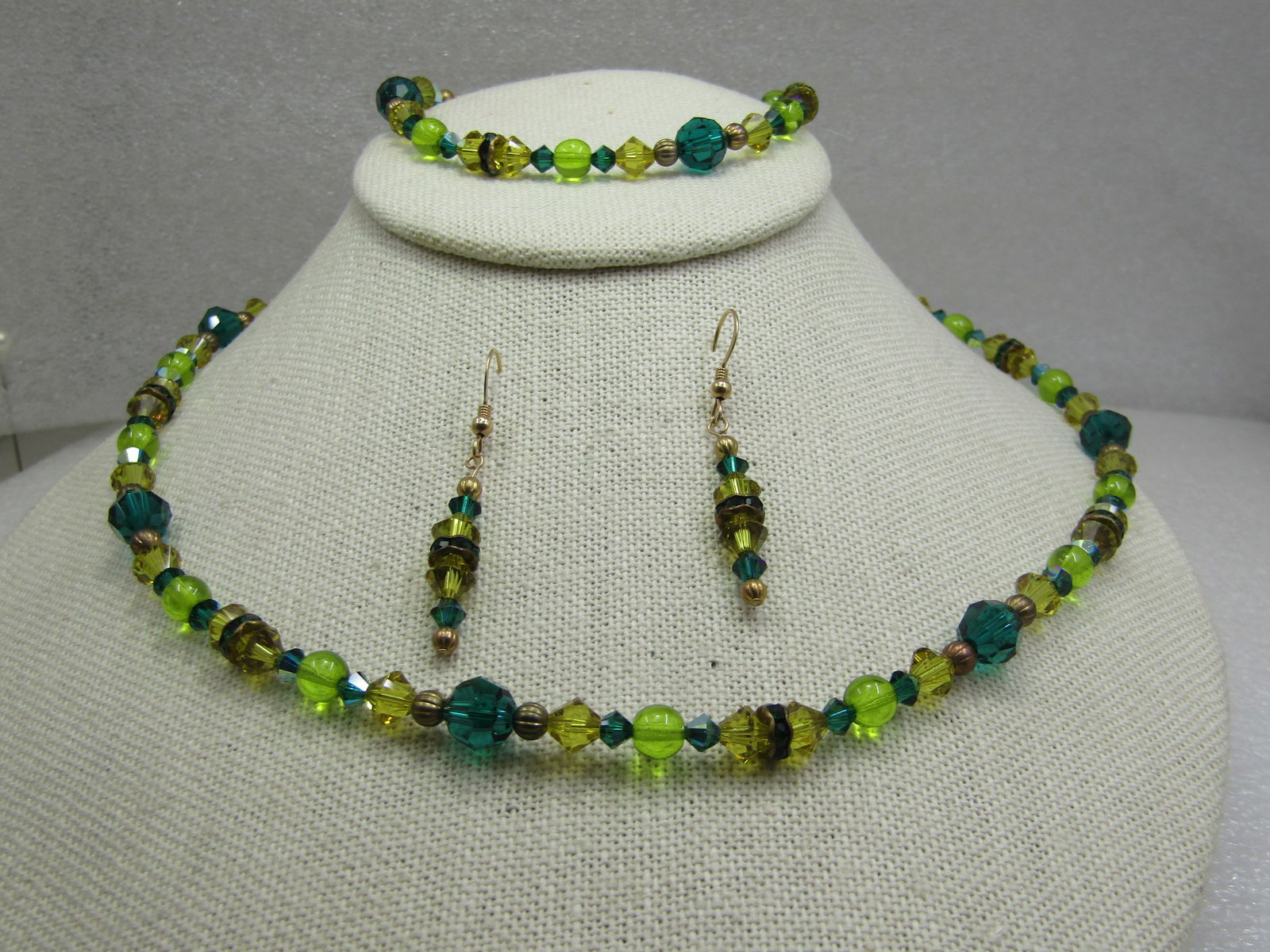 Vintage Beaded Necklace, Bracelet, Earrings Set. Green & Yellow Crystal & Glass: Title: Vintage Beaded Necklace, Bracelet, Earrings Set. Green & Yellow Crystal & Glass Description: Vintage Beaded Necklace, Bracelet, Earrings Set. Green & Yellow Crystal & Glass. The three pieces ma