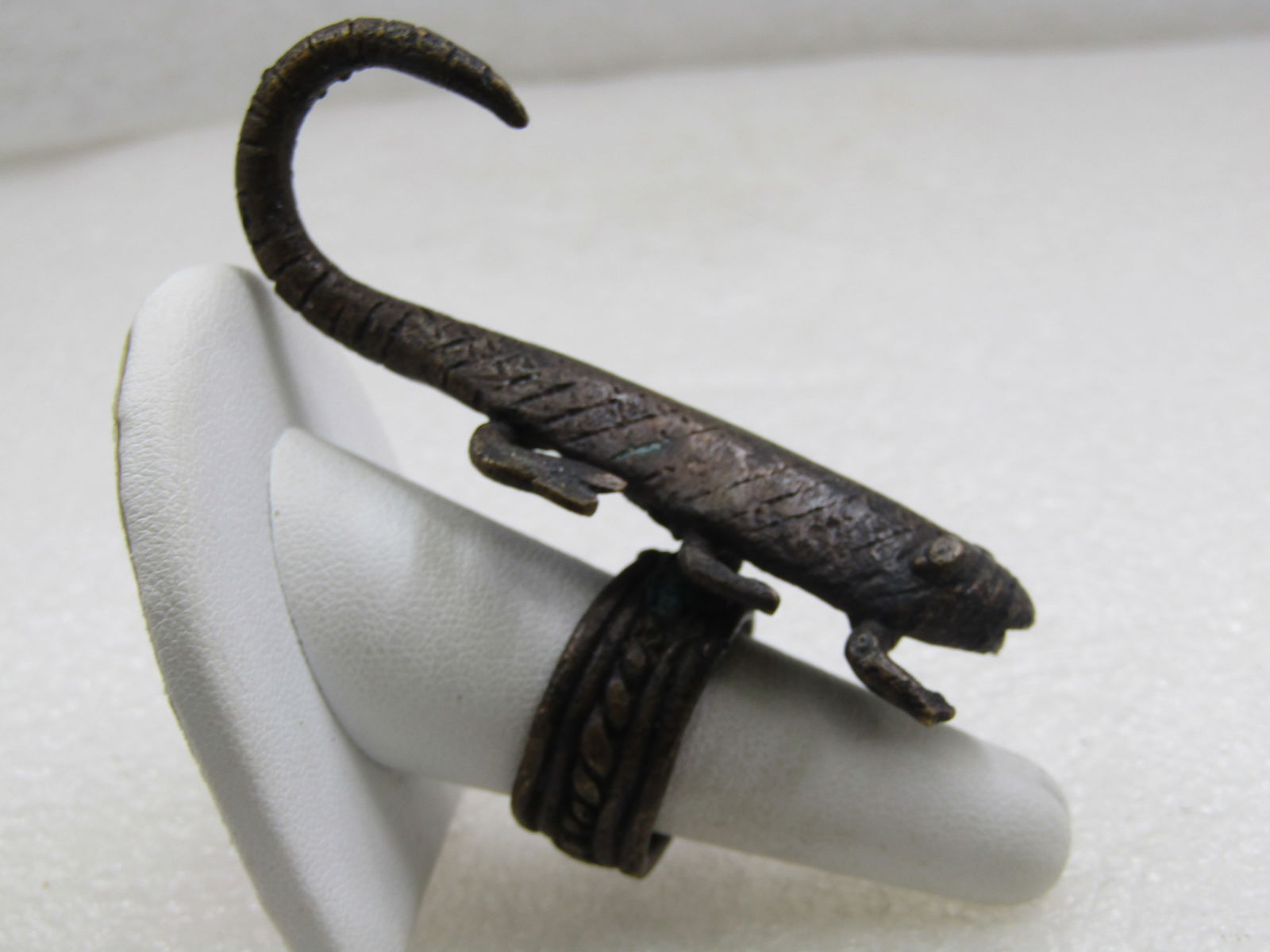Antique African Tribal Bronze 6 Legged Lizard Ring, Sz. 7.75, Heavy: Title: Antique African Tribal Bronze 6 Legged Lizard Ring, Sz. 7.75, Heavy Description: Antique African Bronze 6 Legged Lizard Ring, Sz. 7.75, Heavy. Unknown creature with six legs and long curled