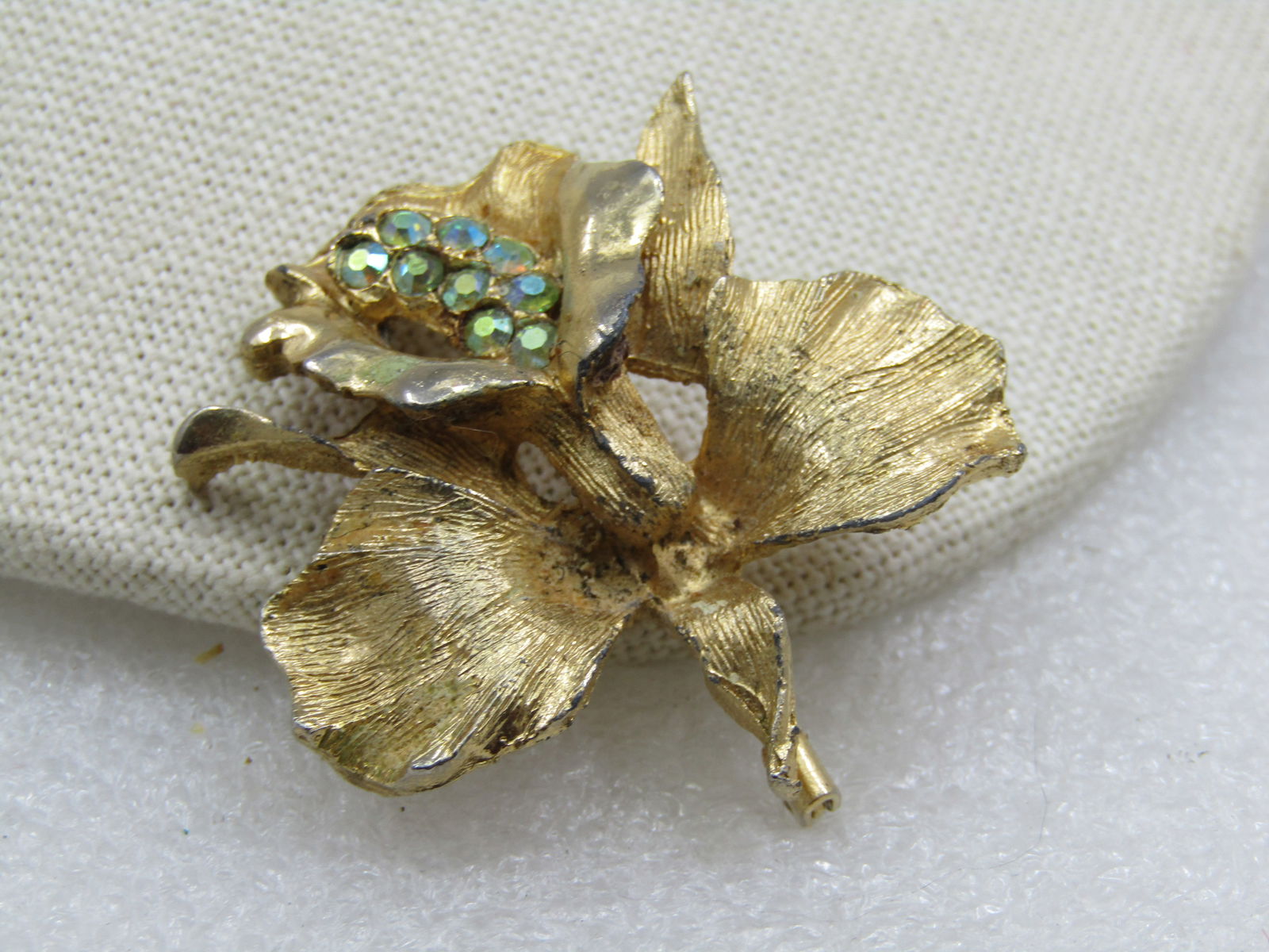 Vintage Green Aurora Borealis Orchid Brooch, 1960's: Title: Vintage Green Aurora Borealis Orchid Brooch, 1960's Description: Vintage Green Aurora Borealis Orchid Brooch, 1960's. It is just short of 2" by 1.75". Textured pedals with a shiny surfce close