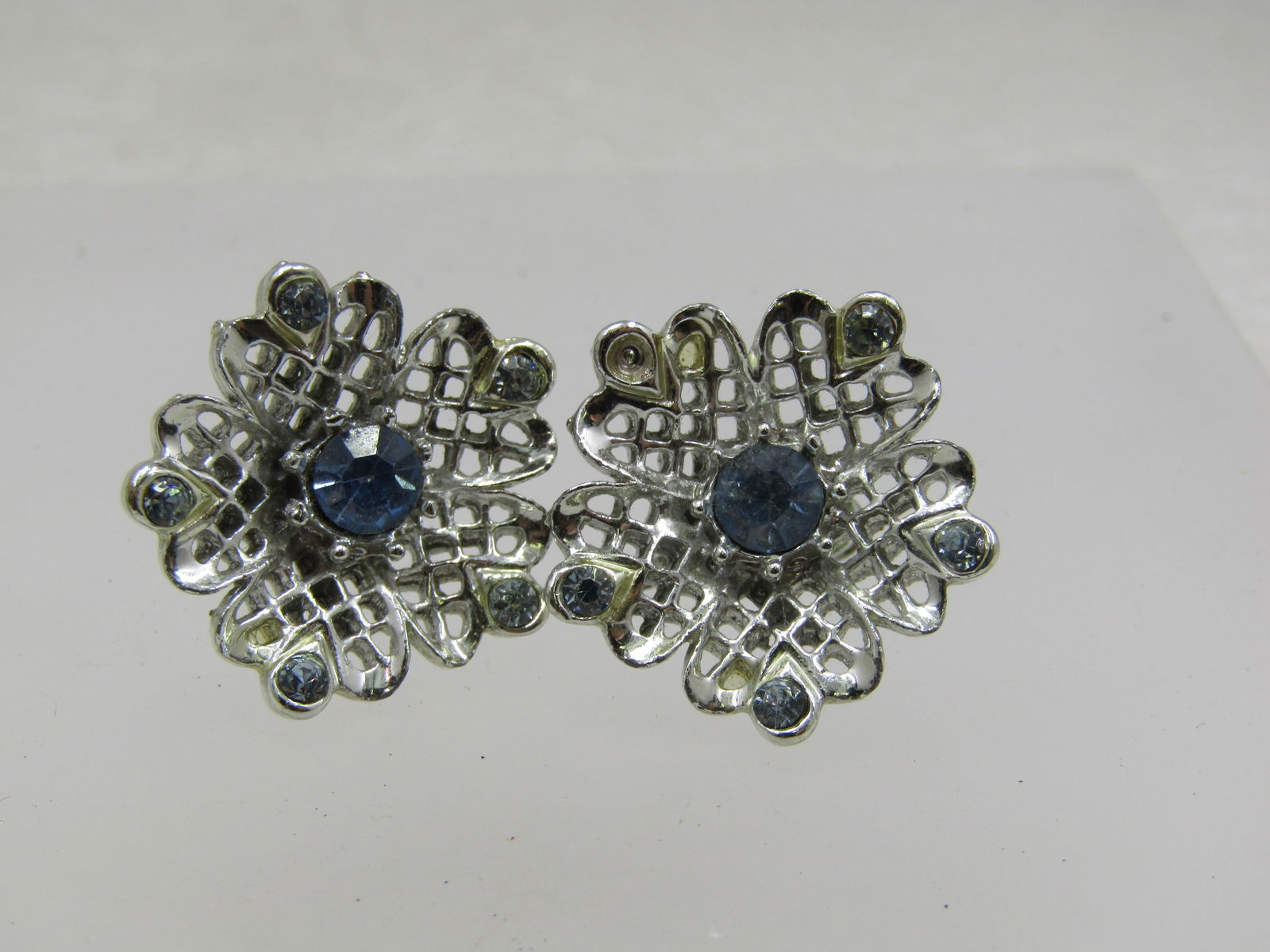 Vintage Blue Rhinestone Filigree Earrings, Screwback Silver Tone, 1950's-1960's - 2