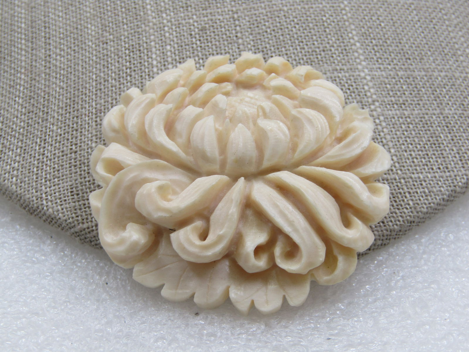 Vintage Molded Floral White Mum Blossom Brooch, Trombone Clasp, 2": Title: Vintage Molded Floral White Mum Blossom Brooch, Trombone Clasp, 2" Description: Vintage Molded Floral White Mum Blossom Brooch, Trombone Clasp, 2" across and wide. Looks like carved bone but