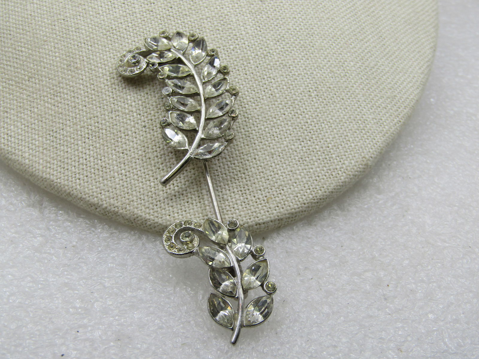 Vintage Rhinestone Leaf Stick Pin With Rhinestone End Cap, 1940's: Title: Vintage Rhinestone Leaf Stick Pin With Rhinestone End Cap, 1940's Description: Vintage Rhinestone Leaf Stick Pin With Rhinestone End Cap, 1940's. The top has a curved 1.75" curved clear rhinest