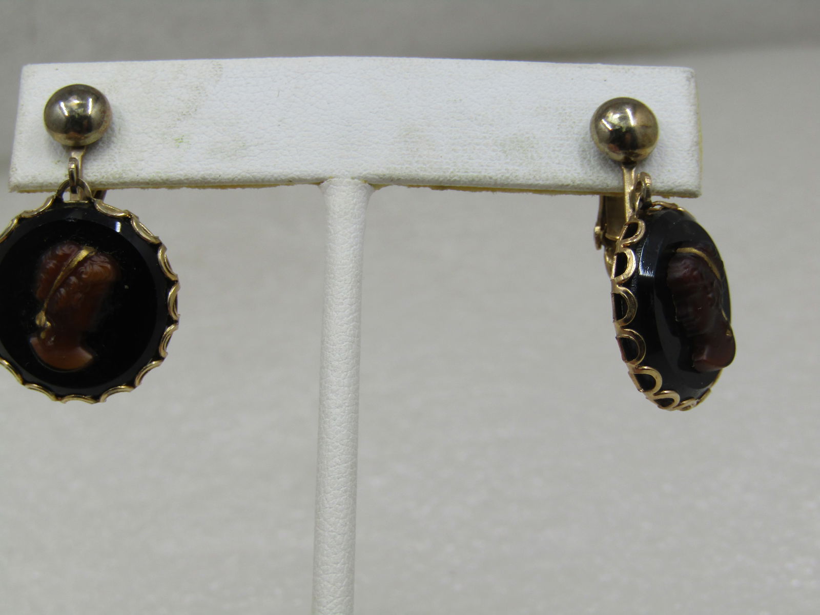 Vintage Cameo Drop Earrings, Clip, Signed Judy Lee: Title: Vintage Cameo Drop Earrings, Clip, Signed Judy Lee Description: Vintage Cameo Drop Earrings, Clip, Signed Judy Lee in black and brown with scalloped bezel edge. Bead stud clip mechanism from