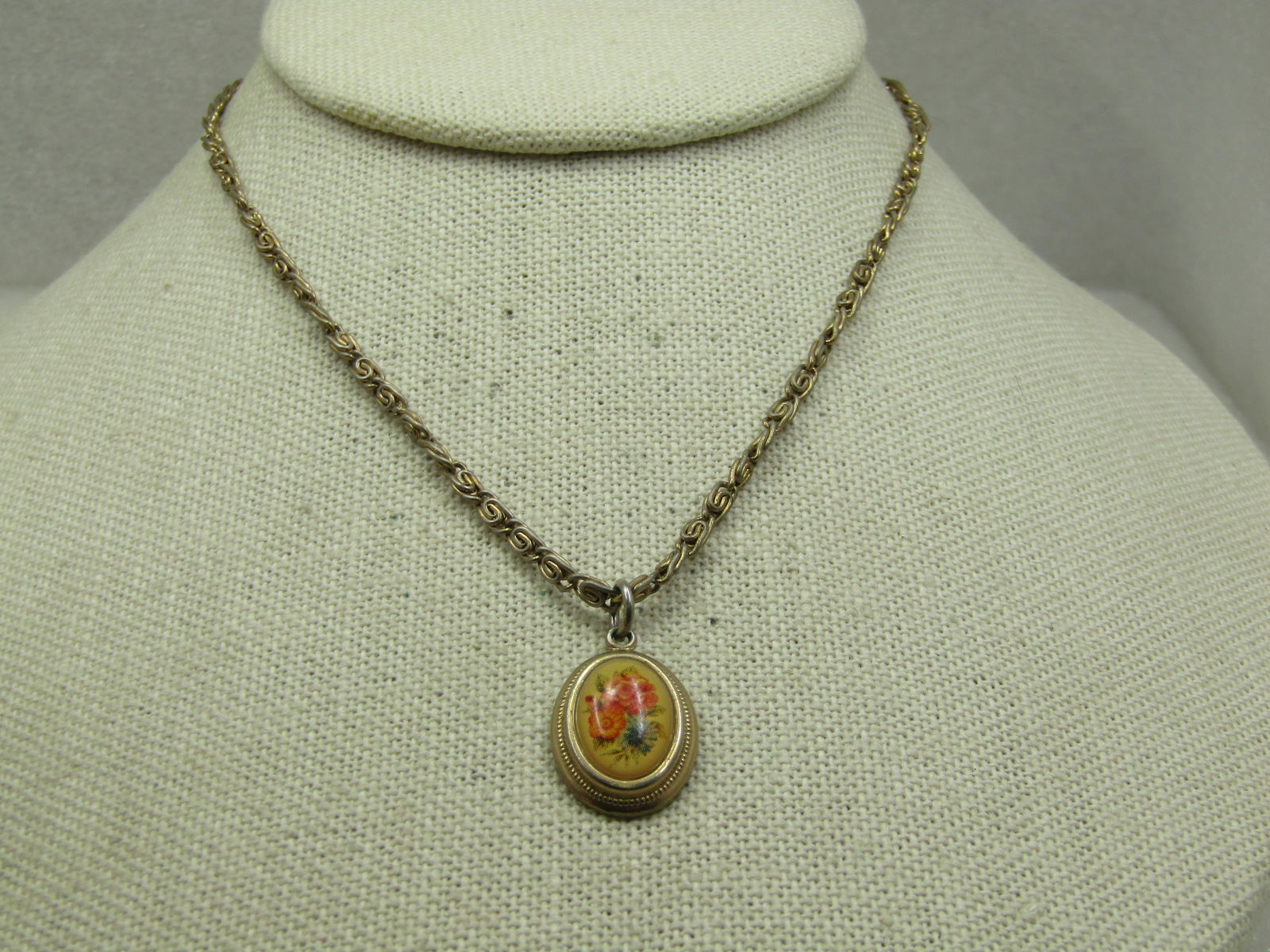 Vintage Avon Rose Floral Necklace, 14" Bent Link Chain, 1960's-1970's: Title: Vintage Avon Rose Floral Necklace, 14" Bent Link Chain, 1960's-1970's Description: Vintage Avon Rose Floral Necklace, 14" Bent Link Chain, 1960's-1970's. The pendant has orange and pink roses