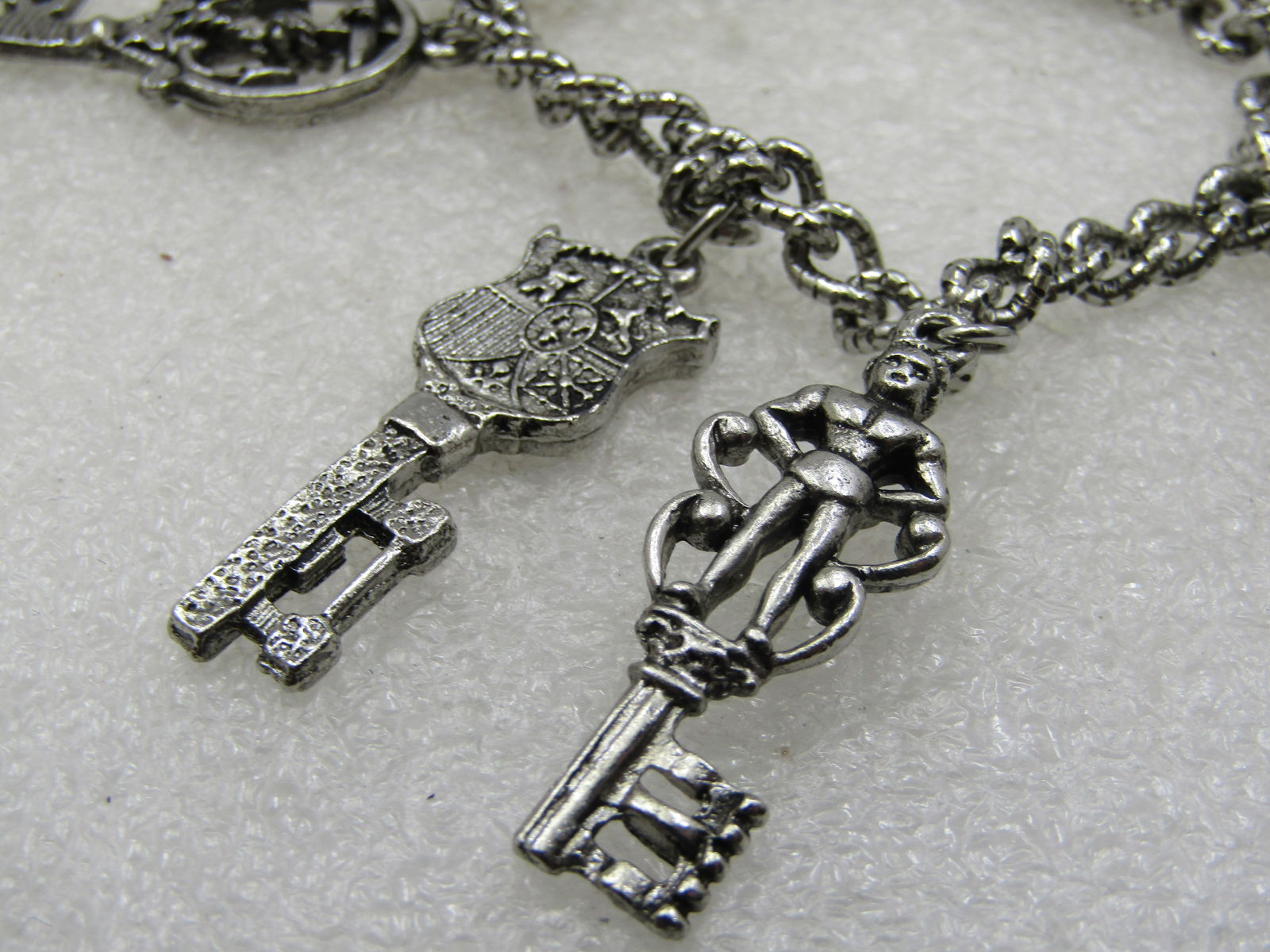 Vintage Niagra Falls & Key Charm Bracelet, Souvenir, 7" - 3