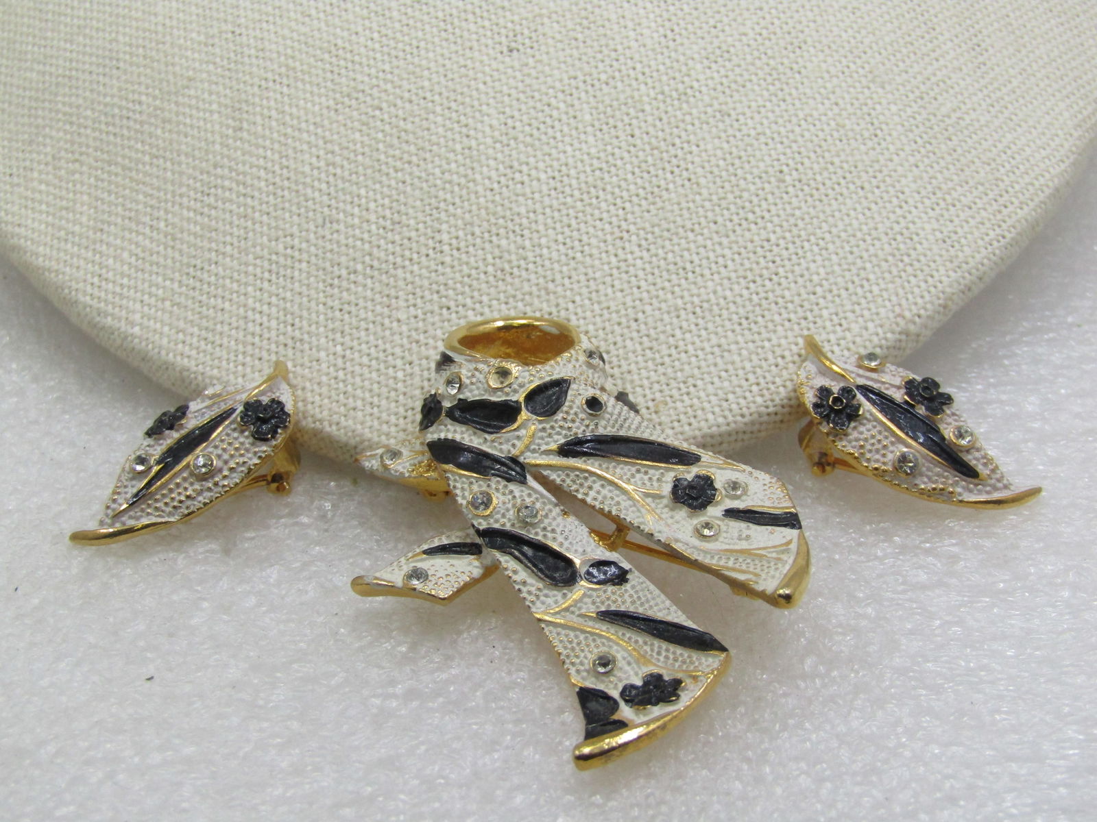 Vintage BSK Black & Tan Brooch & Clip Earrings Set: Title: Vintage BSK Black & Tan Brooch & Clip Earrings Set Description: Vintage BSK Black & Tan Brooch & Clip Earrings Set. Looped enameled tan and black brooch that could also be a pendant if you