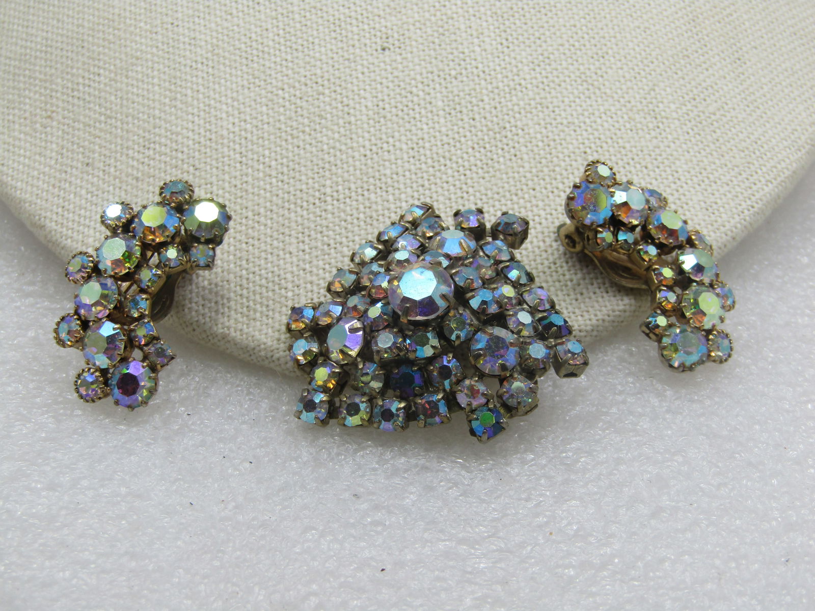 Vintage Weiss Earrings & Brooch, Aurora Boralis Mid-Century: Title: Vintage Weiss Earrings & Brooch, Aurora Boralis Mid-Century Description: Vintage Weiss Earrings & Brooch, Aurora Boralis Mid-Century. The earrings are curved with clustered round aurora