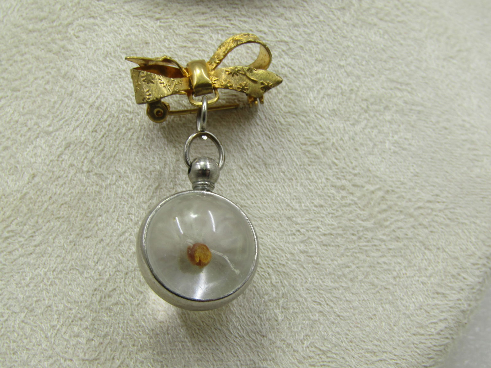 Vintage Bow & Dangling Mustard Seed Brooch, Mid-Century: Title: Vintage Bow & Dangling Mustard Seed Brooch, Mid-Century Description: Vintage Bow & Dangling Mustard Seed Brooch, Mid-Century. This has a textured bow on top that is appx. 1" wide and is gold to
