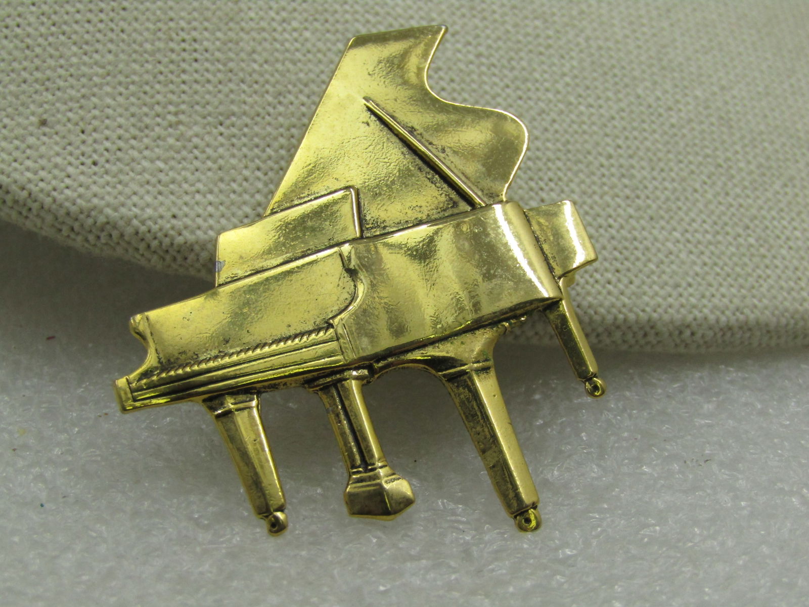Vintage Baby Grand Piano Brooch, Gold Tone, 1960's: Title: Vintage Baby Grand Piano Brooch, Gold Tone, 1960's Description: Vintage Baby Grand Piano Brooch, Gold Tone, 1960's. Appx. 1.75" long and tall. Smooth finish with nice detail and not a flat pin