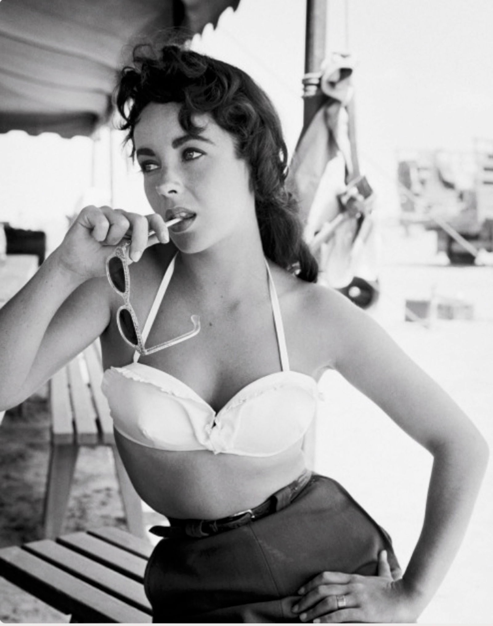 Elizabeth Taylor with Sunglasses for Giant - Oversize Limited Print: 1955 (Printed Later): Title: Elizabeth Taylor with Sunglasses for Giant - Oversize Limited Print: 1955 (Printed Later) Description: Elizabeth Taylor with Sunglasses for "Giant" 1955 by Frank Worth This iconic and elegant