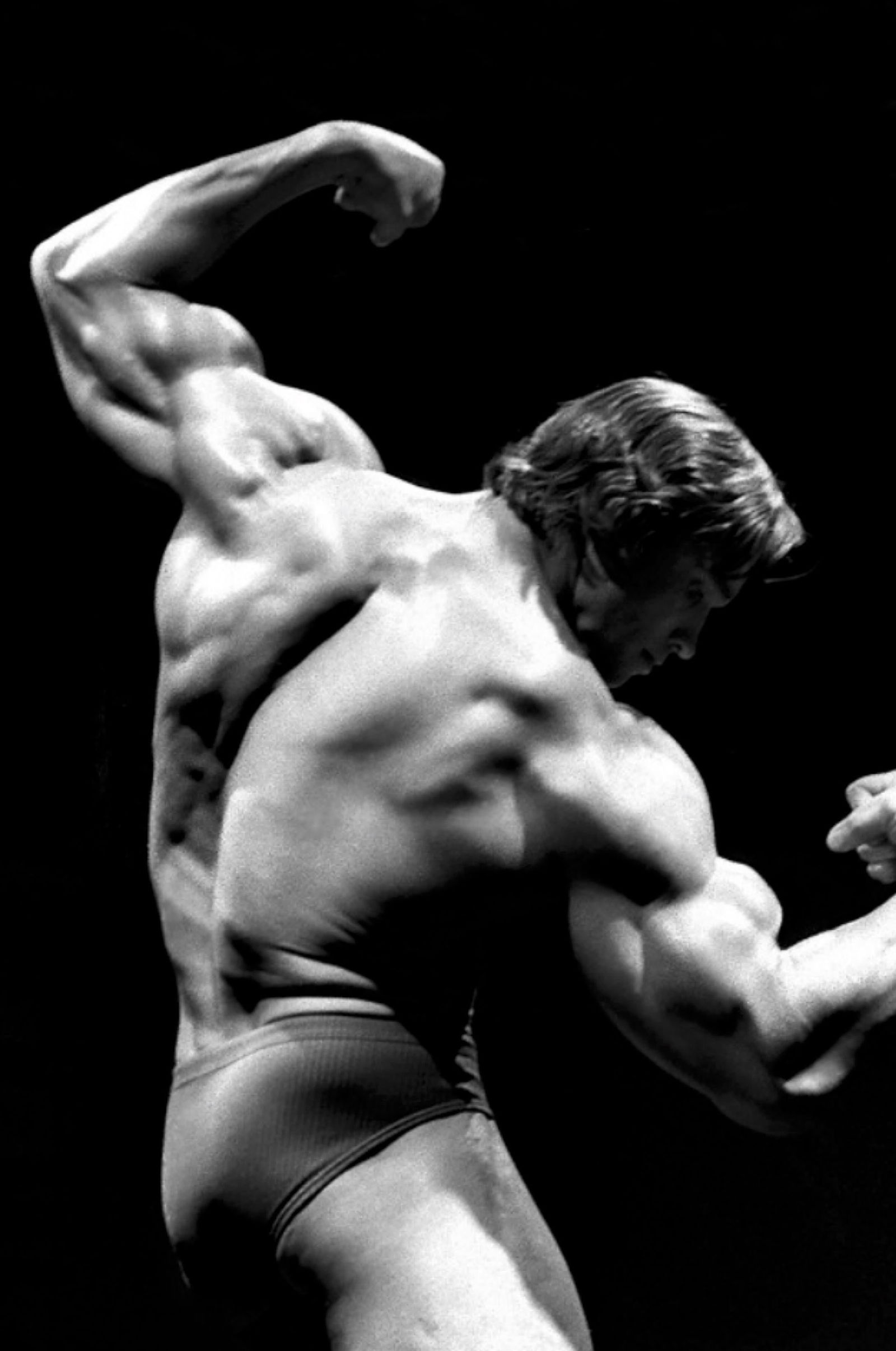 Arnold Schwarzenegger Flexing - Oversize Limited Print: 1976 (Printed Later): Title: Arnold Schwarzenegger Flexing - Oversize Limited Print: 1976 (Printed Later) Description: Arnold Schwarzenegger Flexing by Arthur Gordon A Vintage 1976 image depicting a young Arnold Schwarzene