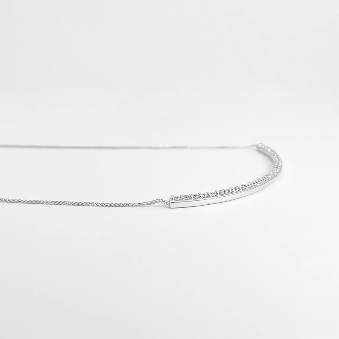 Collar Colgante Barra Sonrisa Diamante Curvado Oro Blanco 14K 1.05 CTW - 4
