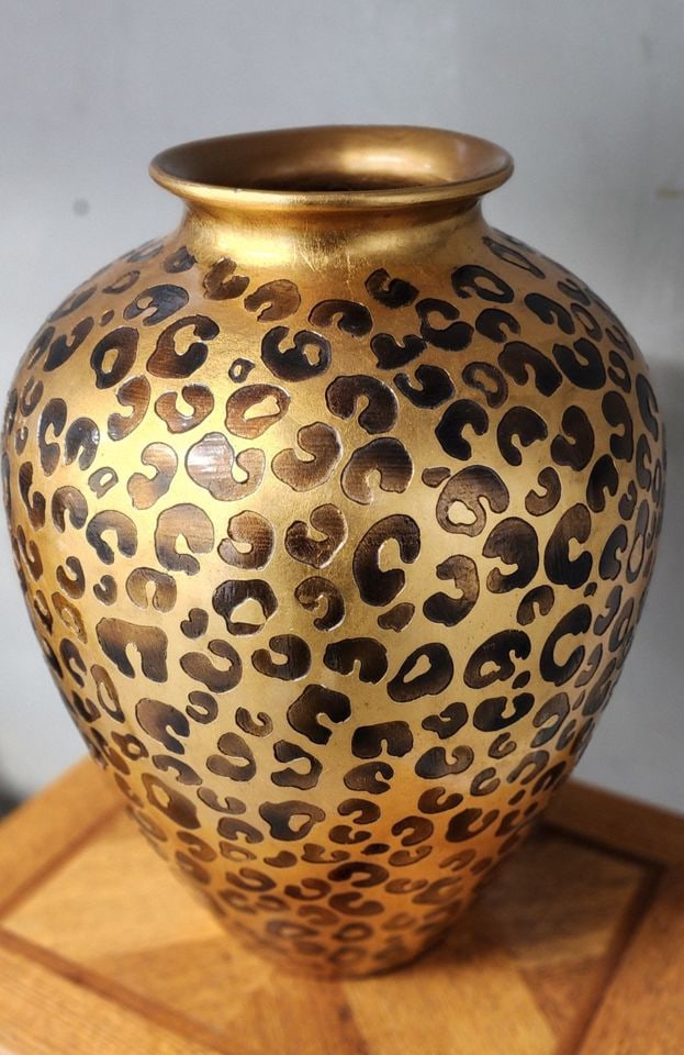 Stunning vintage designer ceramic vase w/ etched leopard pattern on brilliant gold painted finish. - 2