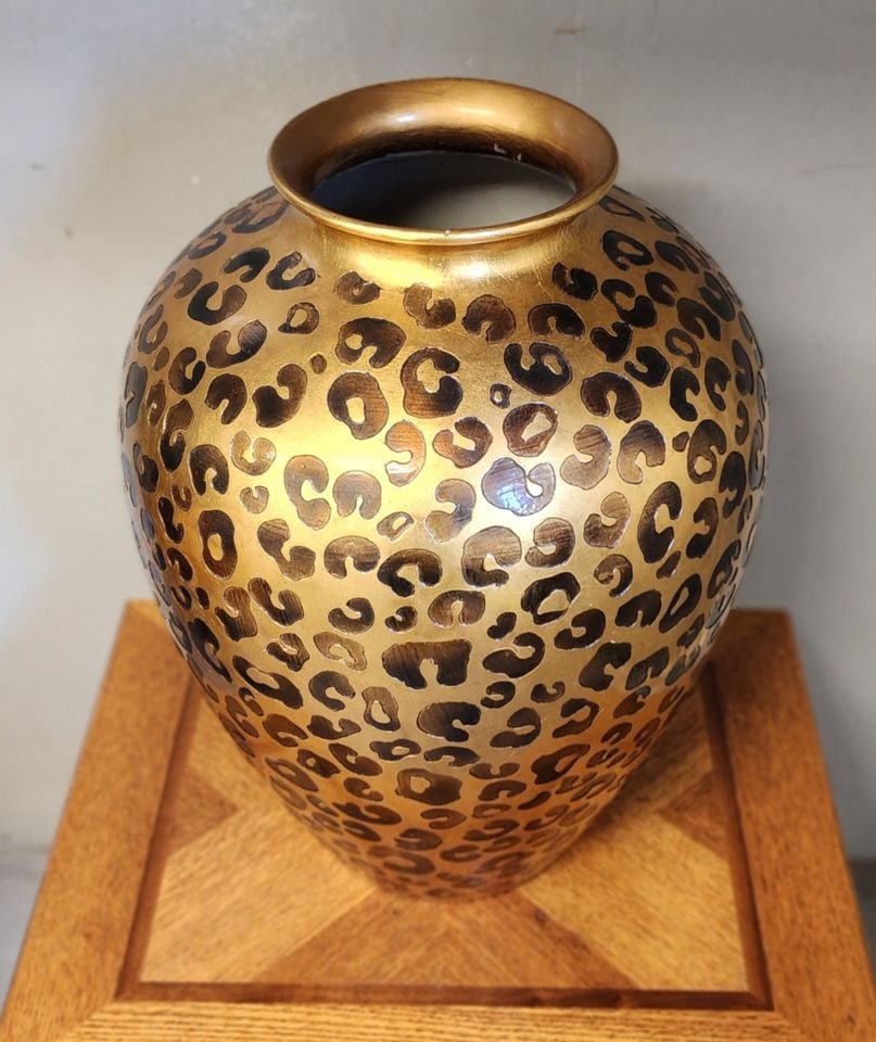 Stunning vintage designer ceramic vase w/ etched leopard pattern on brilliant gold painted finish. - 5