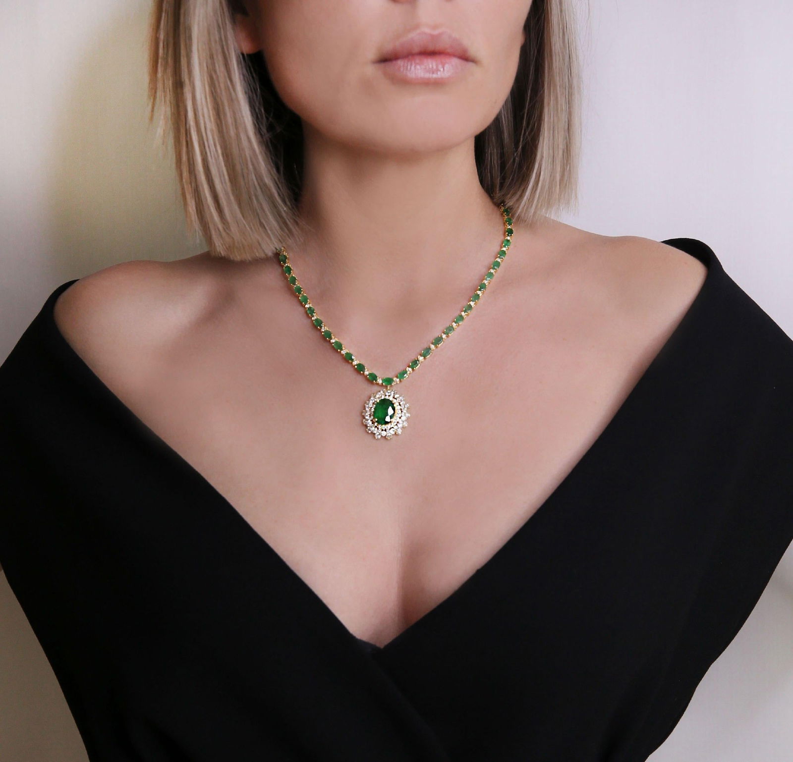 Breathtaking Diamond 18 Karat Yellow Gold Green Emerald Pendant Necklace for Her - 3