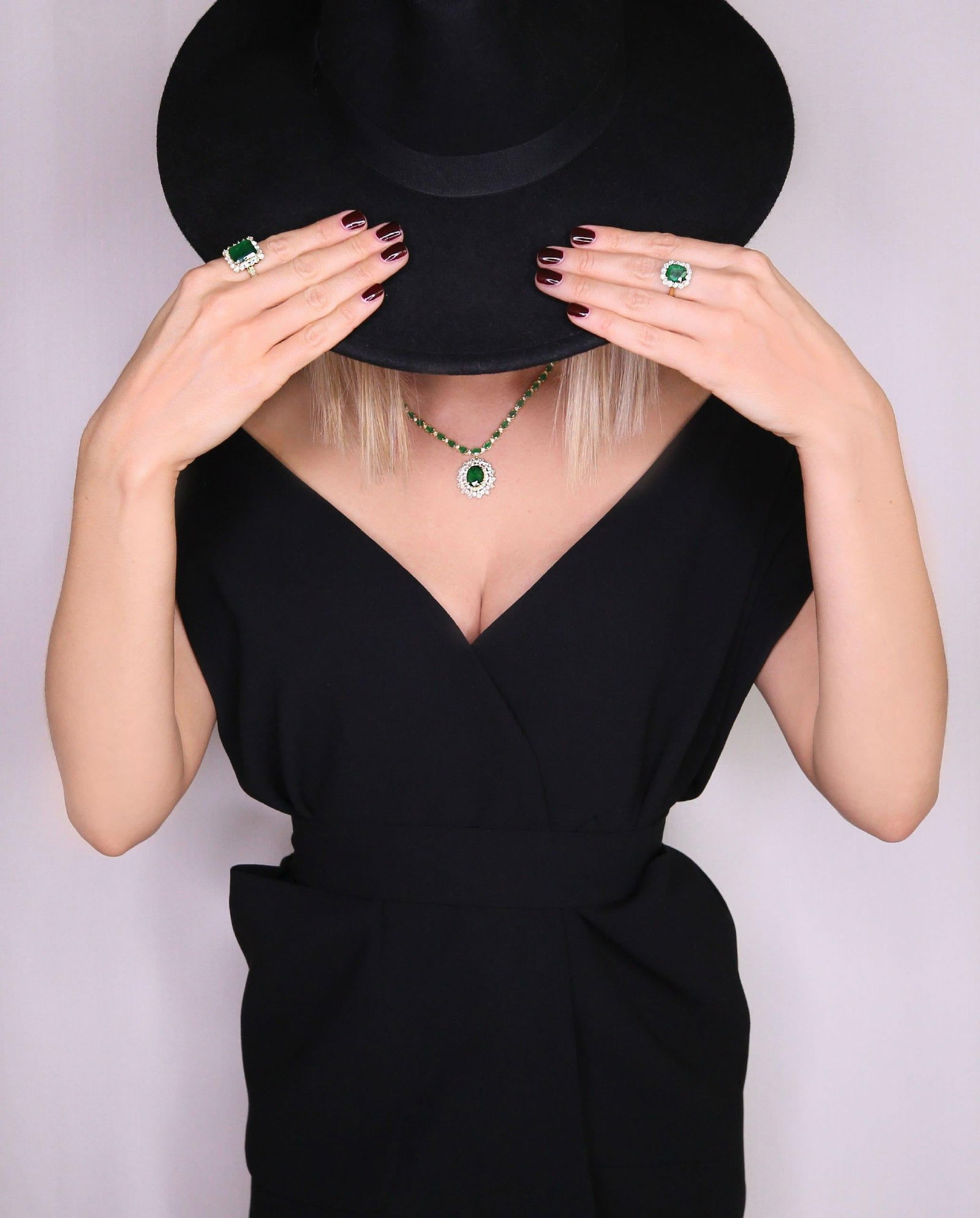 Breathtaking Diamond 18 Karat Yellow Gold Green Emerald Pendant Necklace for Her - 4