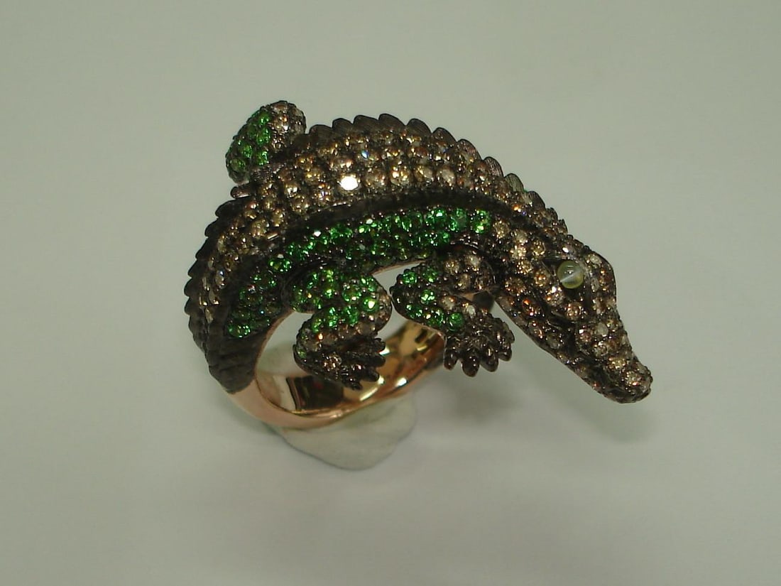 Lucky Diamond Ruby Pearl 18 Karat Yellow Gold Precious Alligator Ring for Her: Title: Lucky Diamond Ruby Pearl 18 Karat Yellow Gold Precious Alligator Ring for Her Description: Matching Necklace Available It was no-one other then Maria Félix who created the trend of