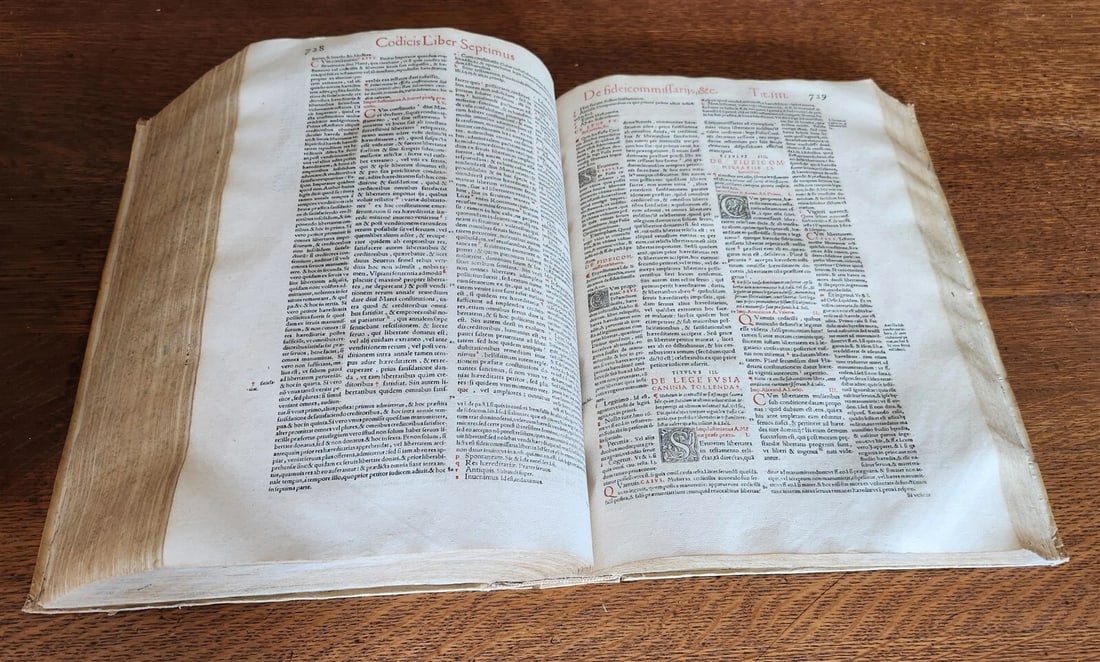 1557 LAW BOOK Corpus Juris Civilis CODICIS DN. IUSTINIANI antique FOLIO vellum - 11