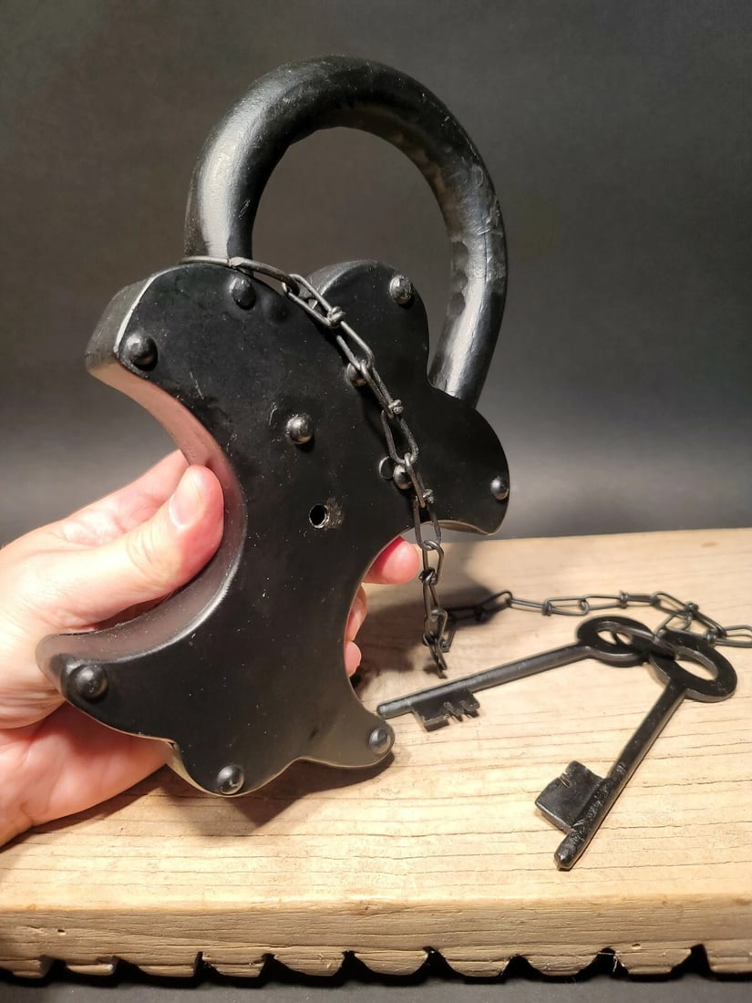 Large 9 1/2" Cast Iron Padlock Lock & Key - 3