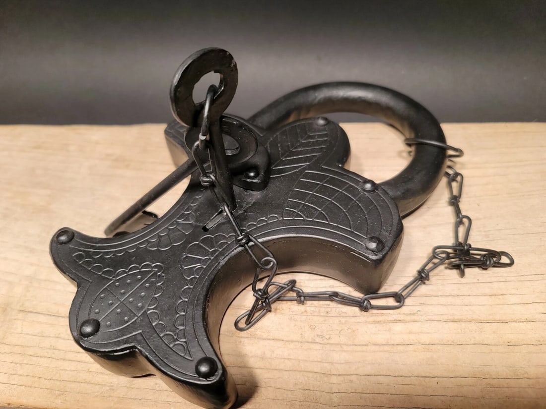 Large 9 1/2" Cast Iron Padlock Lock & Key - 7