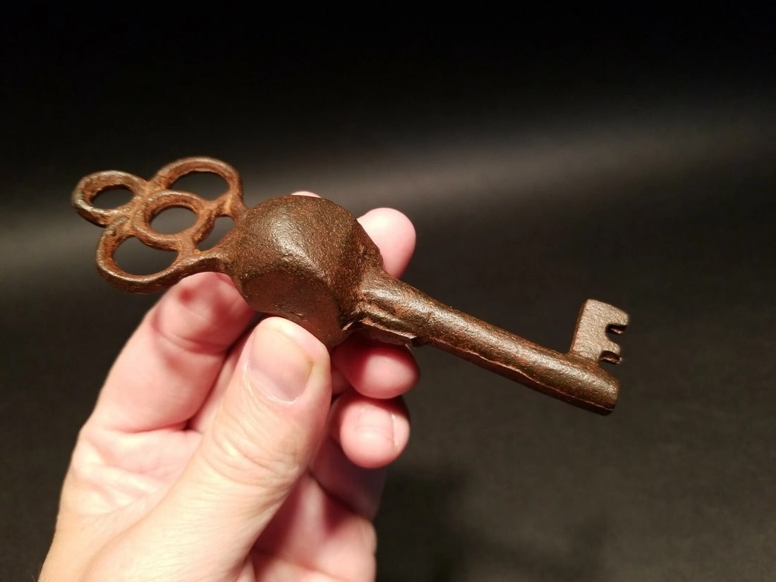 Cast Iron Skull Skeleton Key - 12