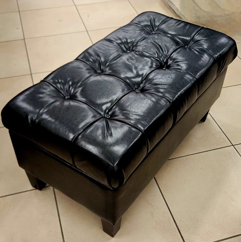 Mid-Century Modern large leather tufted bench with storage. A great piece.: Title: Mid-Century Modern large leather tufted bench with storage. A great piece. Description: Mid-Century Modern large leather tufted bench with storage. A great piece. Please note that this lot has