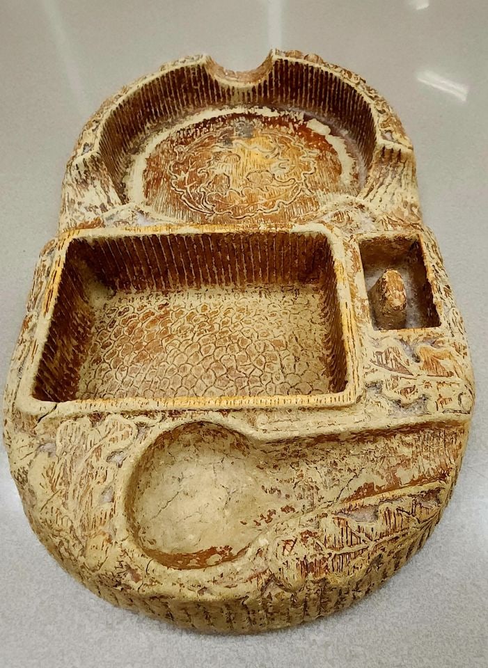 Vintage Syroco faux wood Cigar Ashtray, Pipe Stand and Cigarette Holder: Title: Vintage Syroco faux wood Cigar Ashtray, Pipe Stand and Cigarette Holder Description: Vintage Syroco faux wood Cigar Ashtray, Pipe Stand and Cigarette Holder Please note that this lot has a