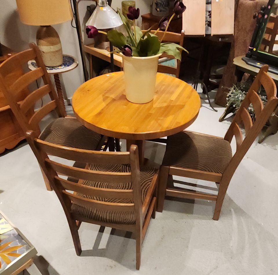 Fabulous vintage mid-century modern dining set w/ Butcher Block table & 4 upholstered chairs: Title: Fabulous vintage mid-century modern dining set w/ Butcher Block table & 4 upholstered chairs Description: Fabulous vintage mid-century modern dining set w/ Butcher Block table & 4 upholstered c