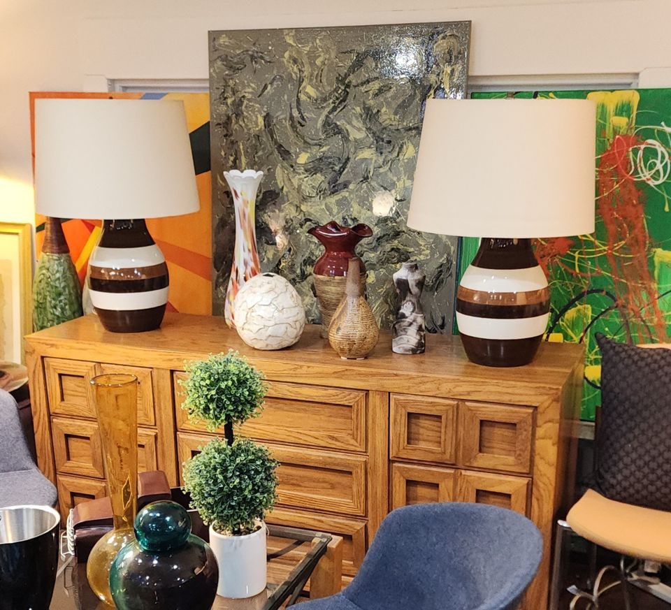 Pair of fantastic vintage mid-century ceramic lamps with bold Olive jar design: Title: Pair of fantastic vintage mid-century ceramic lamps with bold Olive jar design Description: Pair of fantastic vintage mid-century ceramic lamps with bold Olive jar design Please note that this