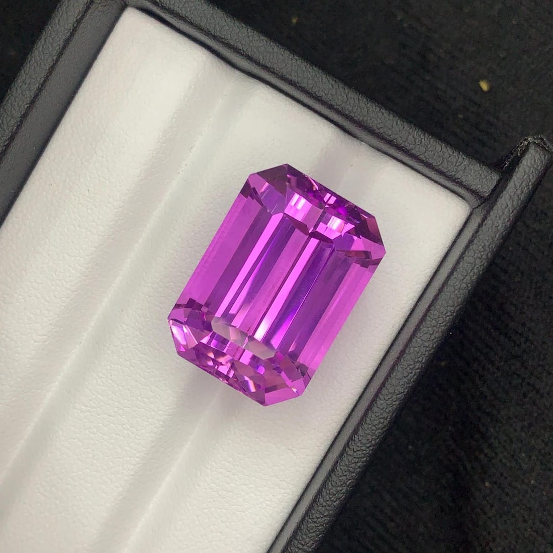 58.15 Carat Deep Fuchsia Pink Kunzite Gemstone: Emerald Cut - 4