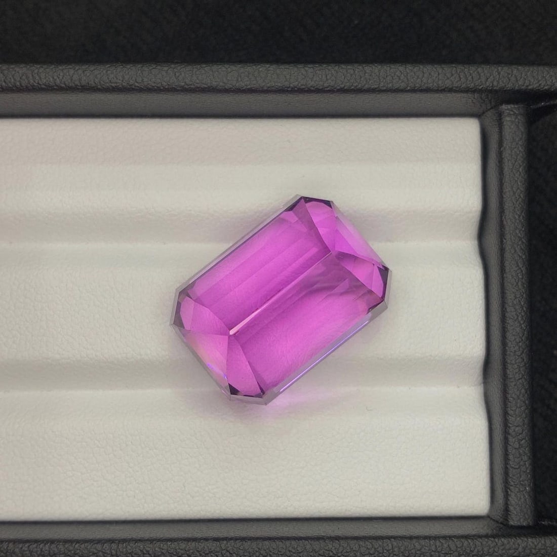 58.15 Carat Deep Fuchsia Pink Kunzite Gemstone: Emerald Cut - 9