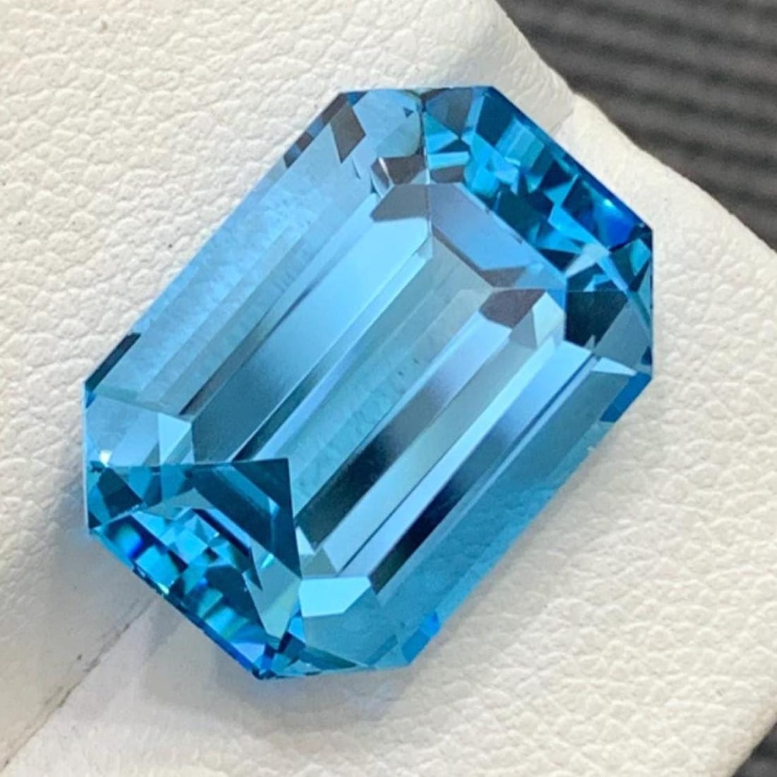 Emerald Cut Swiss Blue Topaz Gemstone: 20.70 Carat November Birthstone: Title: Emerald Cut Swiss Blue Topaz Gemstone: 20.70 Carat November Birthstone Description: Supplies for making crafts Materials: Gemstone: Topaz Carat weight: 20.70 ����