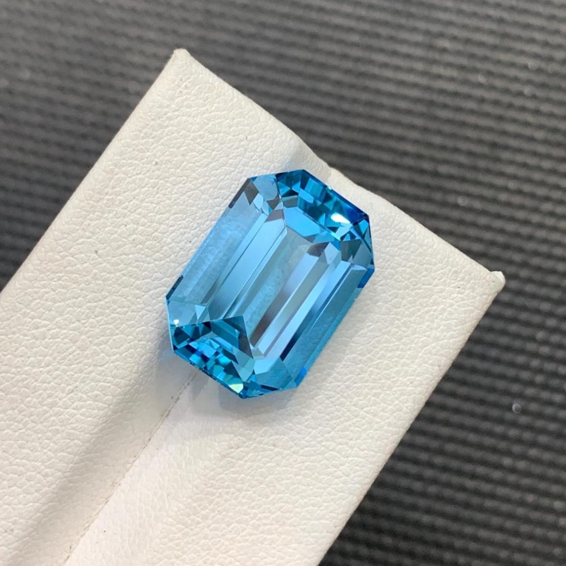 Emerald Cut Swiss Blue Topaz Gemstone: 20.70 Carat November Birthstone - 3
