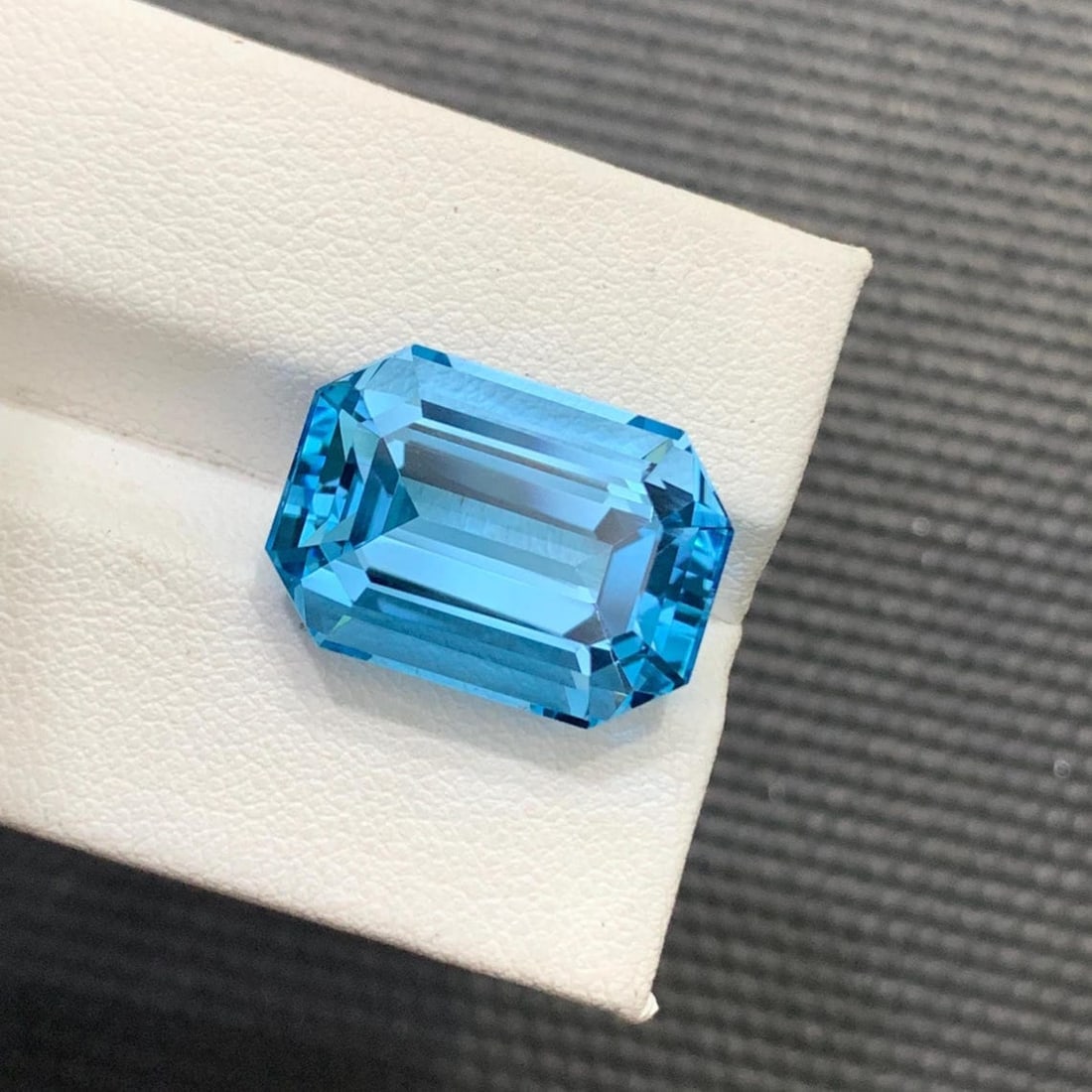 Emerald Cut Swiss Blue Topaz Gemstone: 20.70 Carat November Birthstone - 4