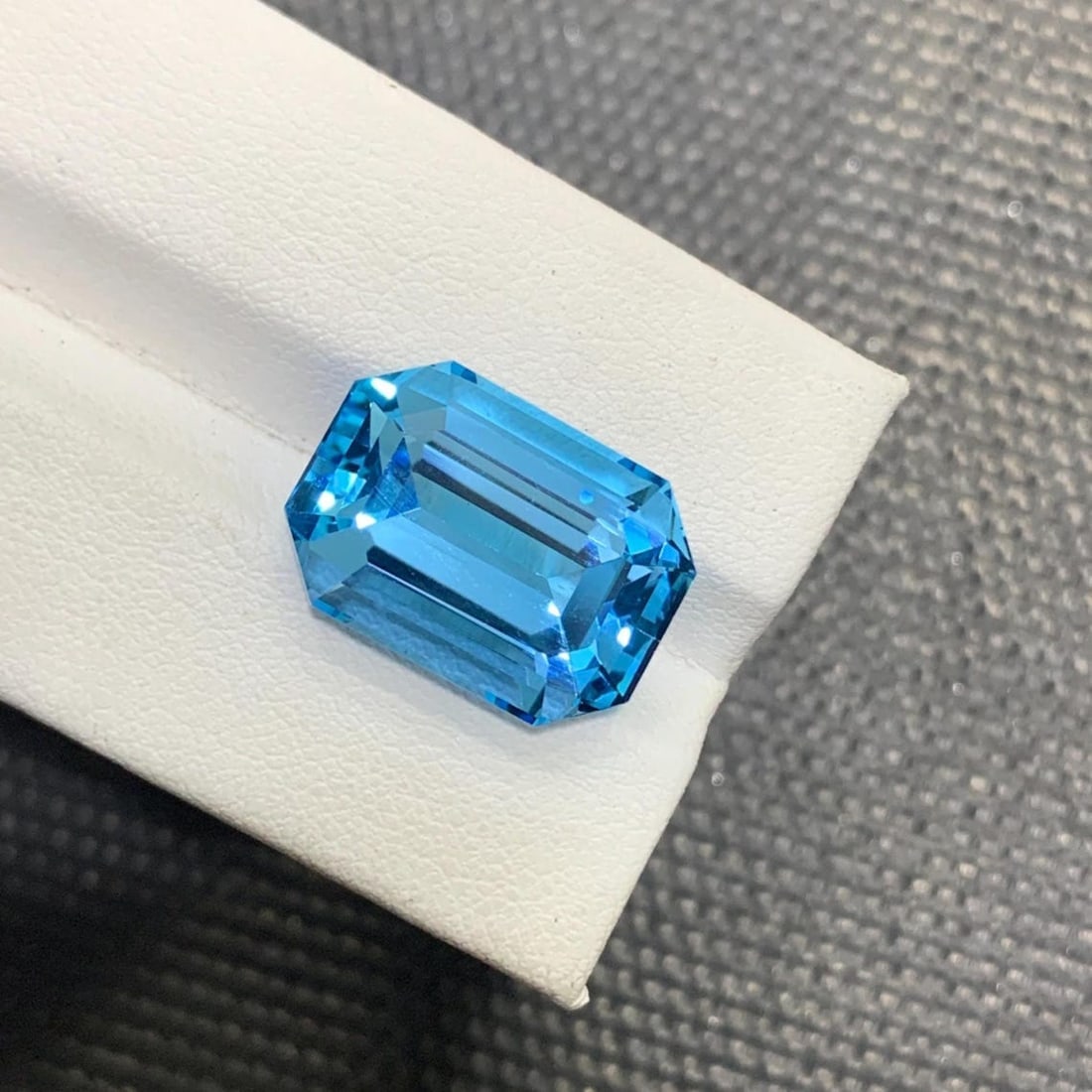 Emerald Cut Swiss Blue Topaz Gemstone: 20.70 Carat November Birthstone - 7