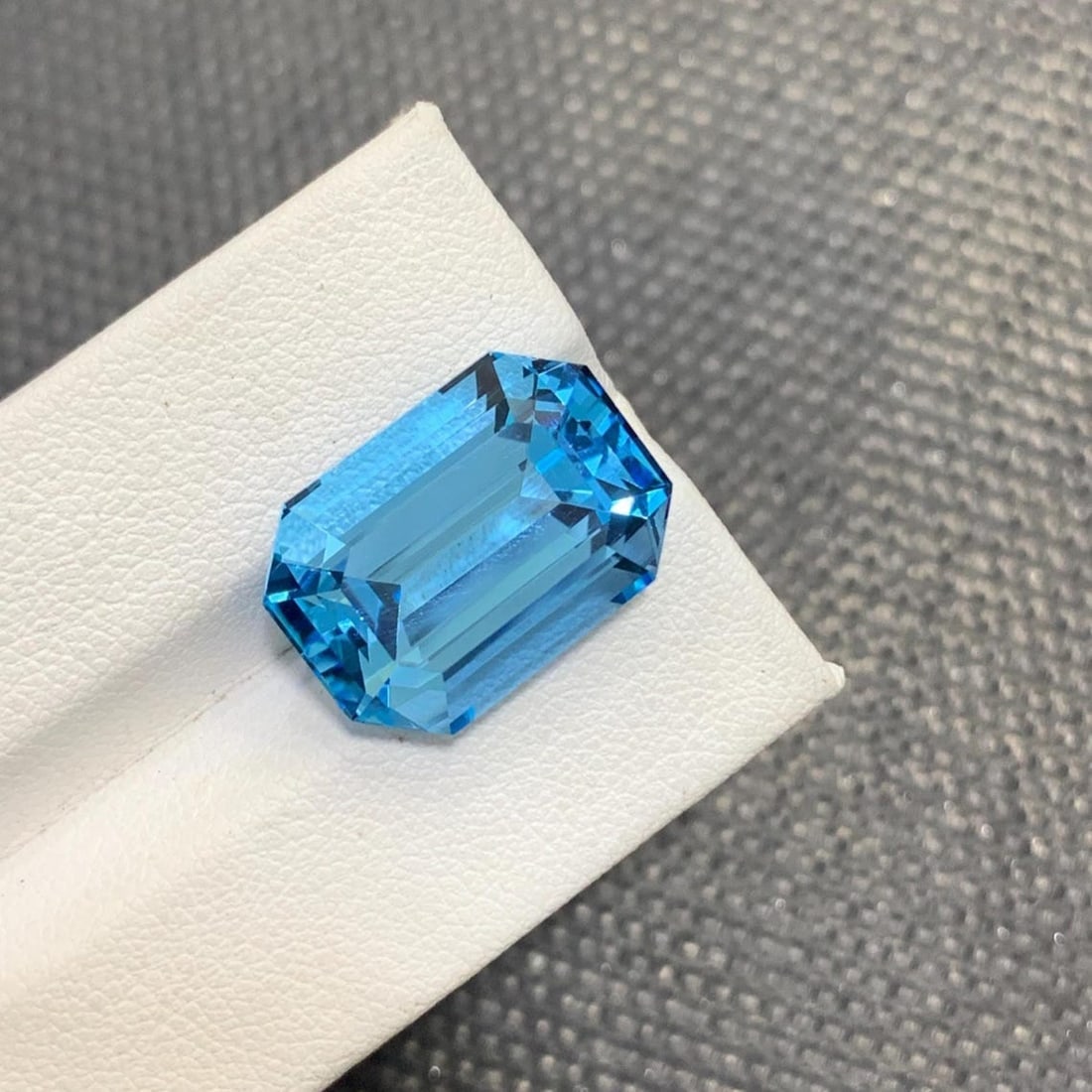 Emerald Cut Swiss Blue Topaz Gemstone: 20.70 Carat November Birthstone - 8