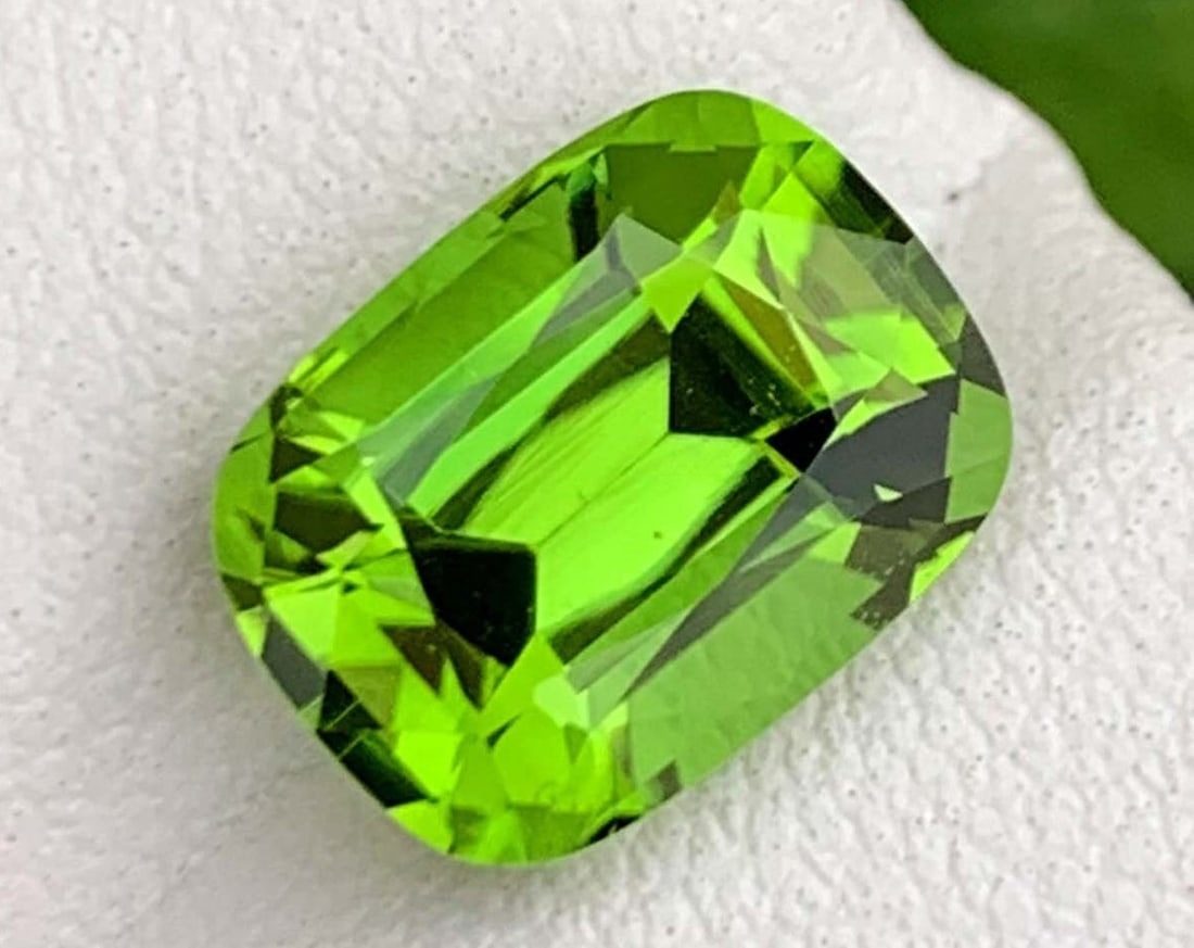 Natural Green Peridot Gemstone: Cushion Cut, August Birthstone, Pakistan Origin: Title: Natural Green Peridot Gemstone: Cushion Cut, August Birthstone, Pakistan OriginDescription: Supplies for making crafts Materials: Gemstone: Peridot Carat weight: 4.15 